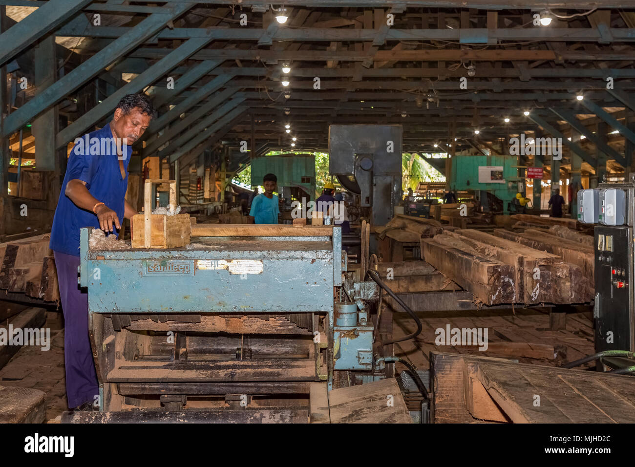 Arbeitnehmer bei der Arbeit an der Säge Mühle Fabrik in Chatham Island, Port Blair, Andamanen Indien. Stockfoto