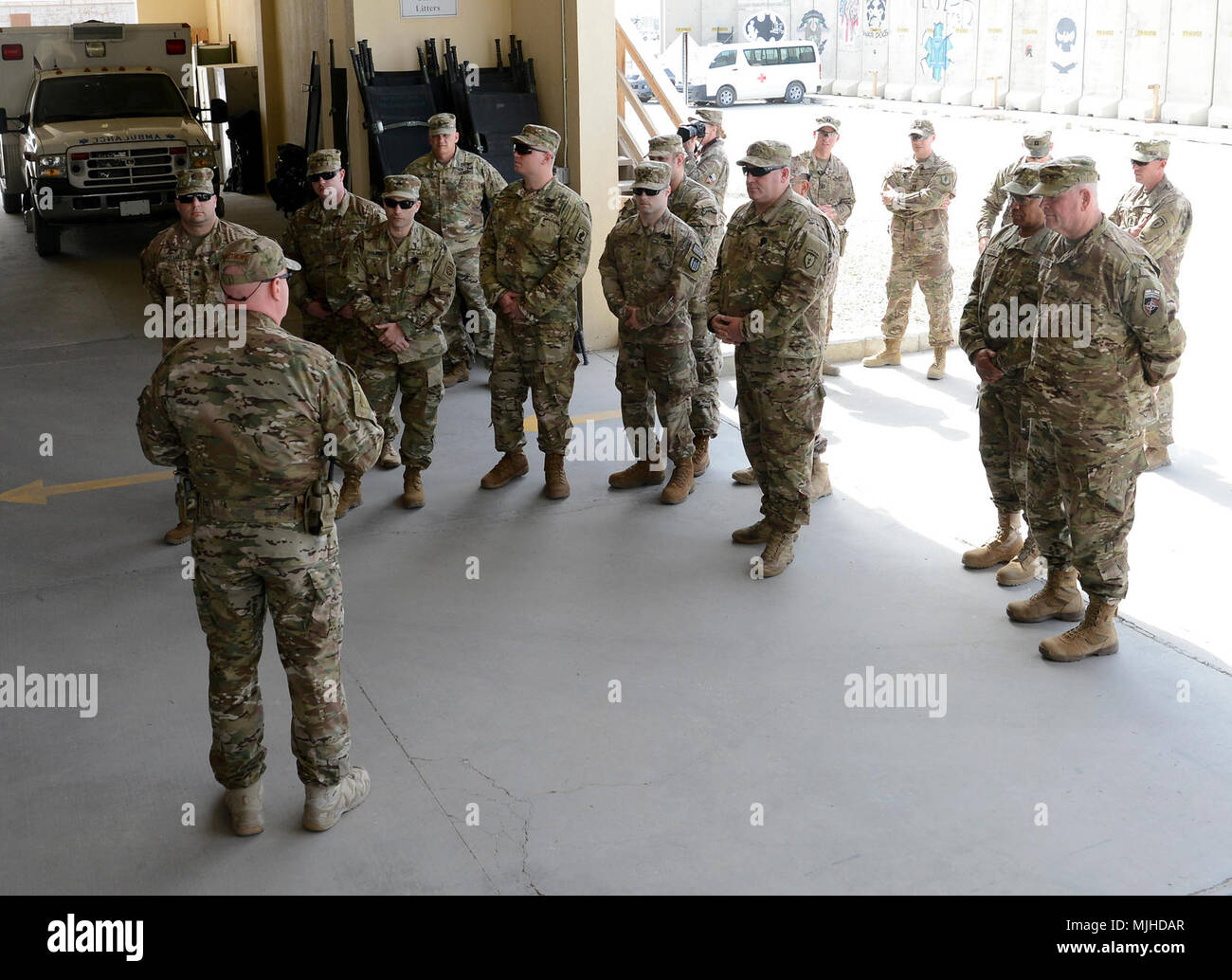 Im Rahmen der Operation die richtige Ausfahrt, verletzten Veteranen besuchen Mitglieder der Flughafen Bagram, Afghanistan August 4, 2018. Während ihres Besuchs in BAF, besuchten die Teilnehmer verschiedene Staffeln die Craig gemeinsame Theater Krankenhaus und eine F-16 Fighting Falcon Static Display zu gehören. OPE, unter dem die Truppe erste Stiftung, Zuschüsse verletzten Veteranen die einzigartige Möglichkeit, Schließung, von dem Vorfall zu erhalten, indem Sie auf das Schlachtfeld reisen und verlassen auf eigenen Wunsch. Die ope Teilnehmer reiste während des US Central Command Verantwortungsbereich sprechen in Meetings über ihre Reise f Stockfoto