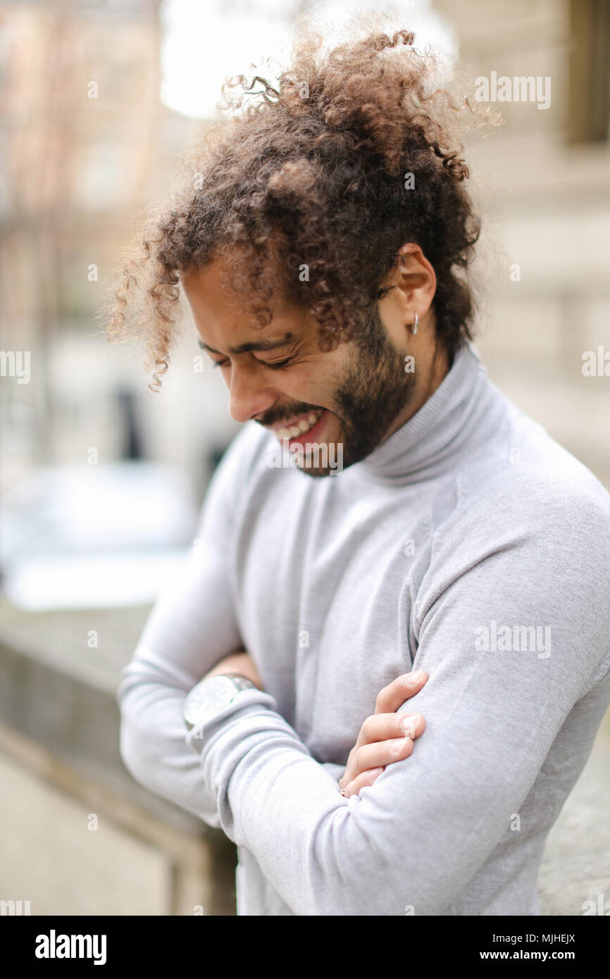 Afro-amerikanischer Junge lächelnd und tragen Sie mit grauen rollkragen pullover. Stockfoto