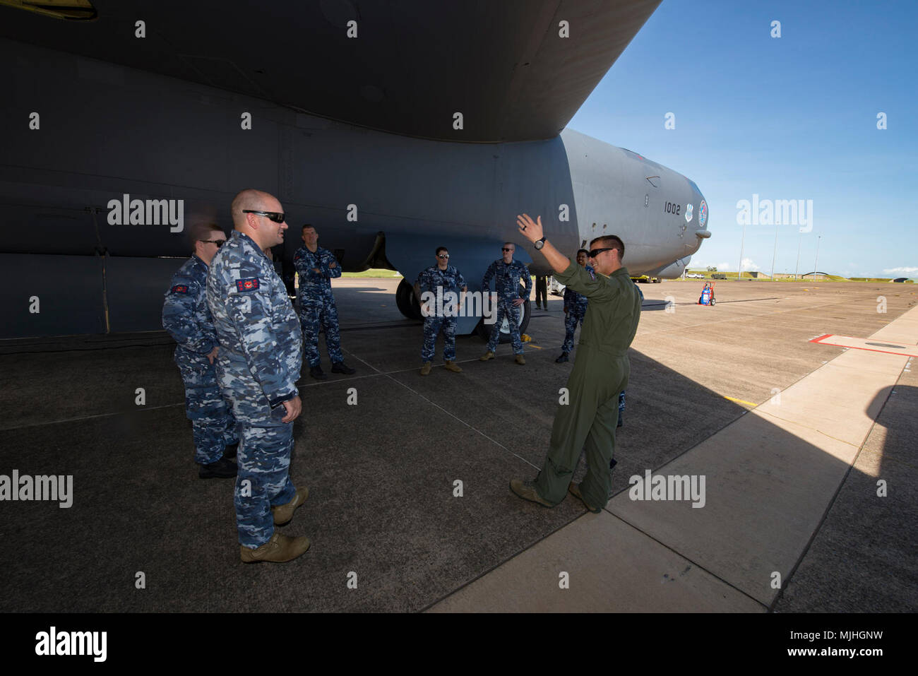 Us-Luftwaffe Kapitän Nate Ligon, 20 Expeditionary Bomb Squadron Waffen system Offizier, Gespräche mit der Royal Australian Air Force (RAAF) Mitglieder zu 452Nd Geschwader zugewiesen über die B-52H Stratofortress at RAAF Base Darwin, Australien, 6. April 2018. Zwei B-52 H Crews und Support Teams besuchte er das Australien Northern Territory Darwin als Teil der erweiterten Luft Initiative unter der Kraft Haltung Abkommen zwischen den USA und Australien. (U.S. Air Force Stockfoto