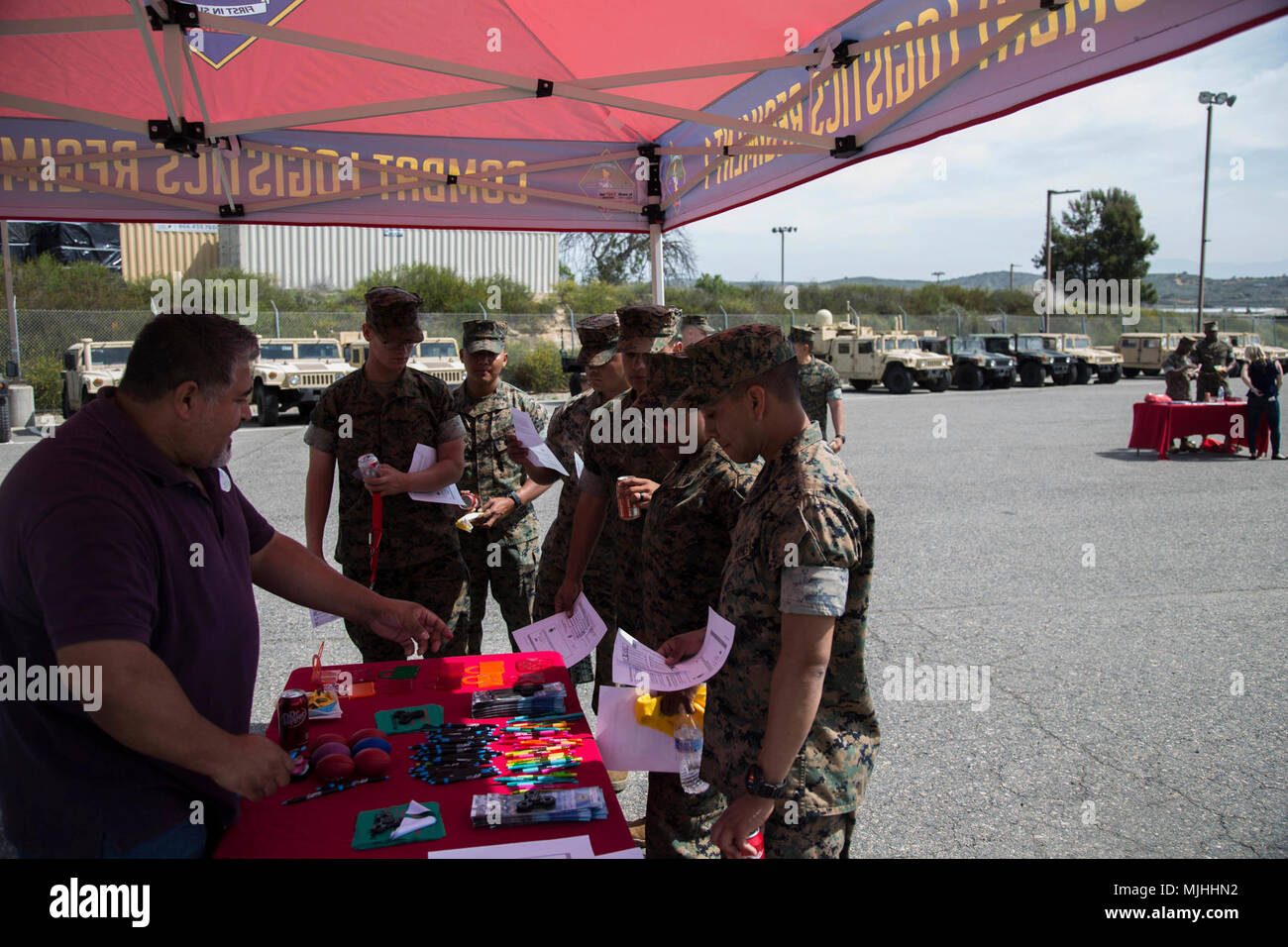 Us-Marines mit Combat Logistik Regiment 1, 1 Marine Logistik Gruppe, erhalten Informationen über ehrenamtliche Tätigkeiten während der Alkohol freies Wochenende Veranstaltung in Camp Pendleton, Kalifornien, April 6, 2018. Die Verhütung Thema 2018 ist "Einstellungen ändern: Es ist nicht ein Ritus der Passage", gezielt underage Trinken. (U.S. Marine Corps Stockfoto