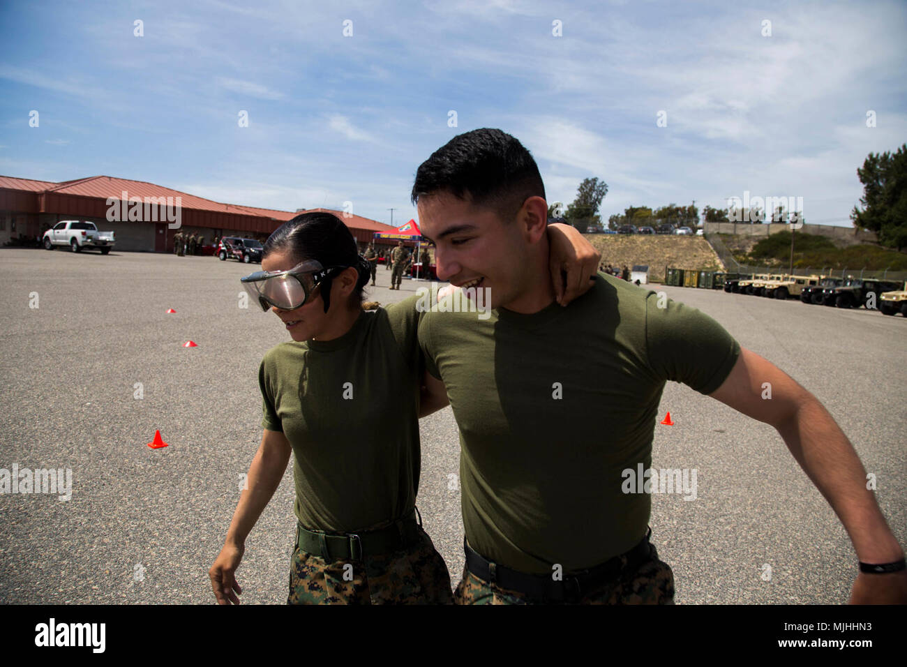 Us-Marines Cpl. Vanessa, Links, und Cpl. Edgar Hernandez, rechts, beide Motor Transport Betreiber mit Transport Support Unternehmen, Bekämpfung Logistik Bataillon 1, Bekämpfung der Logistik Regiment 1, 1 Marine Logistics Group Navigation einen Hindernisparcours beim Tragen von Schutzbrillen, die Auswirkungen von Alkohol während der Alkohol freies Wochenende Veranstaltung in Camp Pendleton, Kalifornien, April 6, 2018 simulieren. Dies ist eine Gelegenheit, das Bewusstsein für die Alkoholkonsum während CLR-1 heben und wie Alkohol wirkt sich möglicherweise auf Marines, die Familien und die Marine Corps als Ganzes. (U.S. Marine Corps Stockfoto