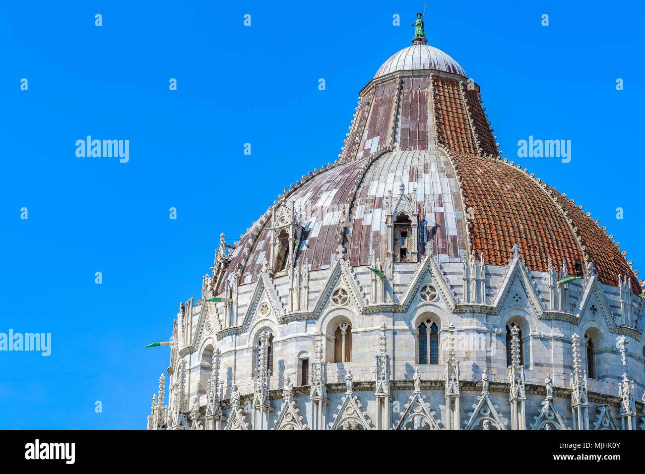 Kuppel des Pisa baptisterium an der Piazza dei Miracoli (Platz der Wunder) in Italien Stockfoto