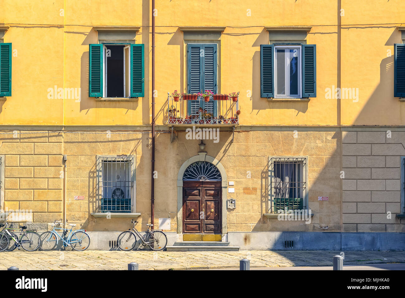Fassade eines typischen Gebäudes in Pisa, Italien Stockfoto