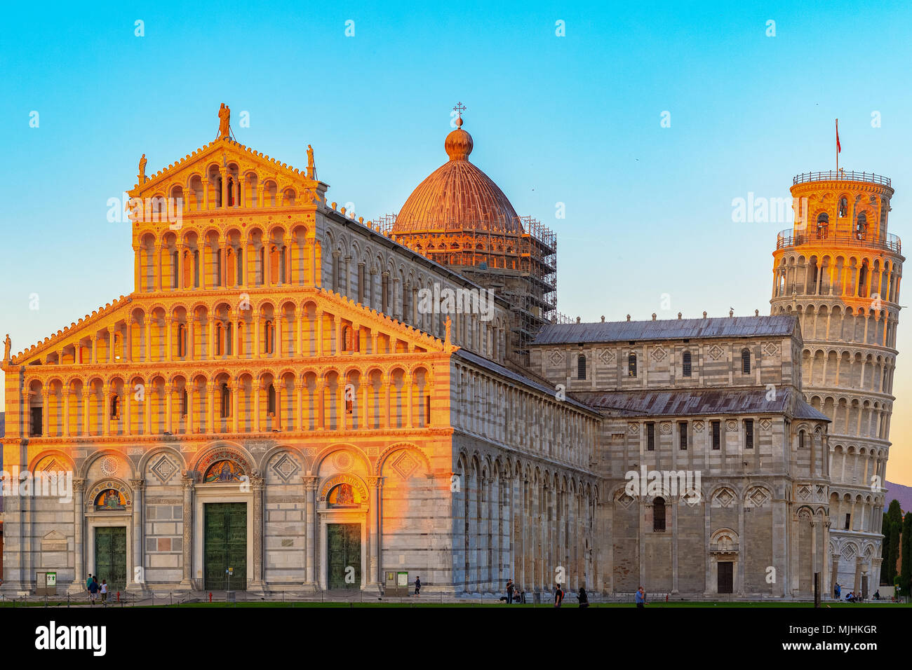 Goldenes Sonnenlicht Hit auf der Oberseite der Schiefe Turm von Pisa und Kathedrale in Italien bei Sonnenuntergang Stockfoto