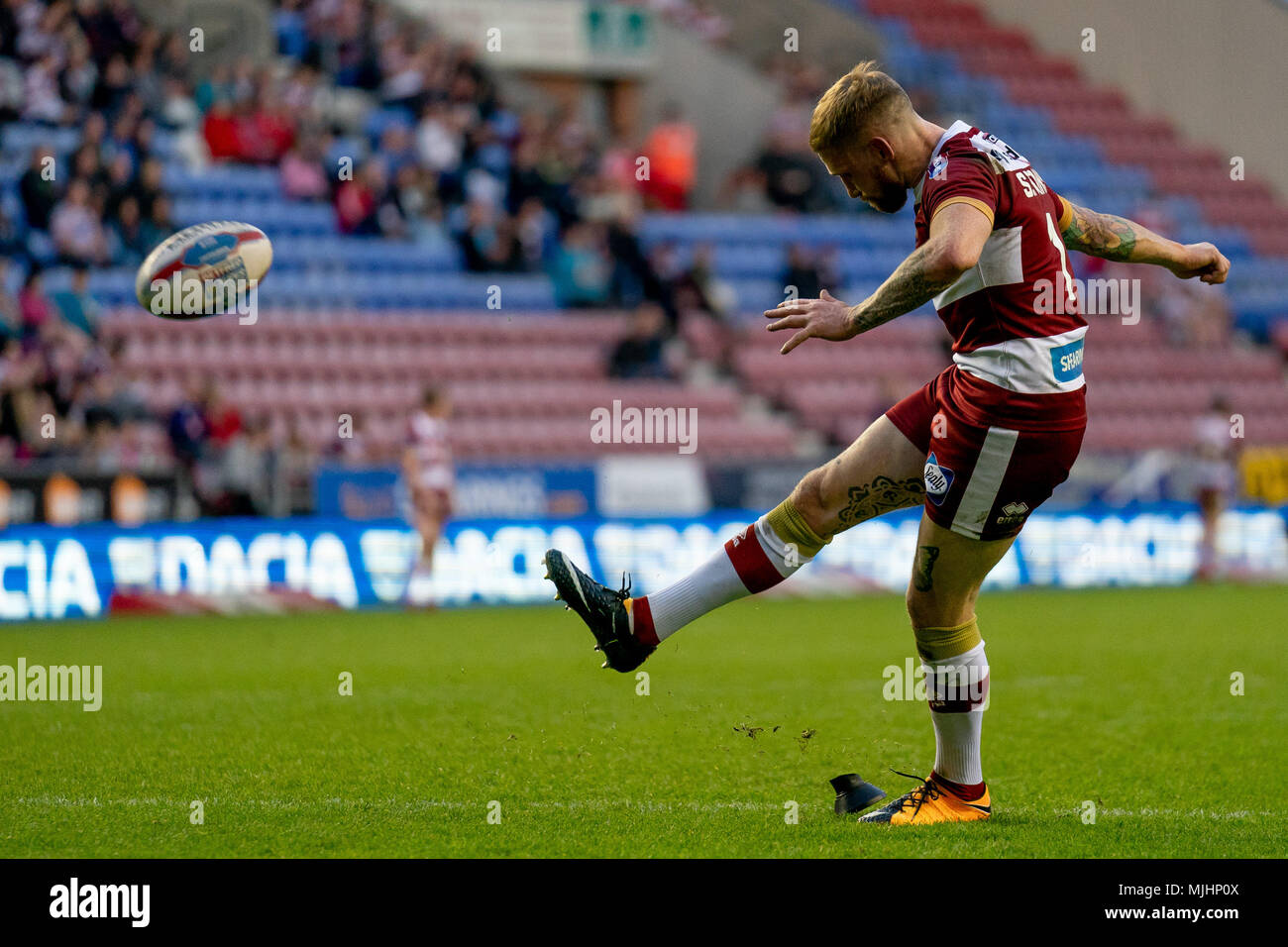 Die wigan Warriors Sam Tomkins ein Tor den 4. Mai 2018, DW Stadium, Wigan, England; Betfred Super League Rugby, Wigan Warriors v Salford Rote Teufel Stockfoto