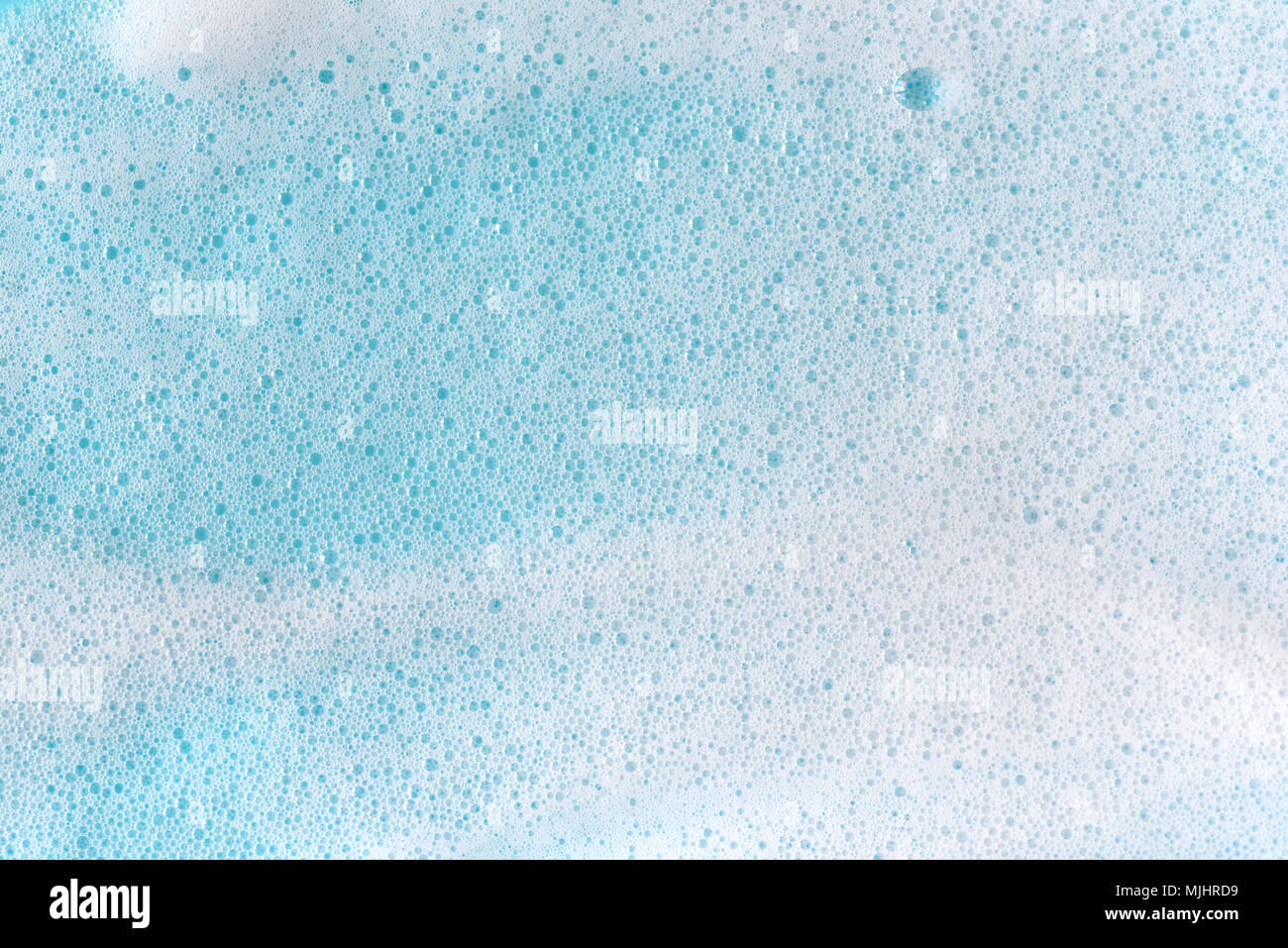 Seife Schaum Blasen auf blauem Hintergrund Makro Nahaufnahme. Stockfoto