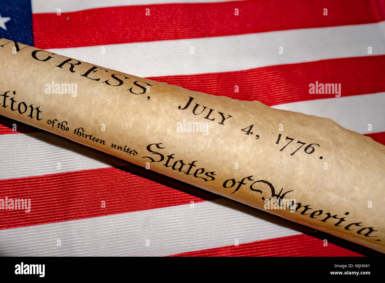 Die amerikanische Unabhängigkeitserklärung 4. Juli 1776 auf USA-Flagge im Hintergrund Stockfoto