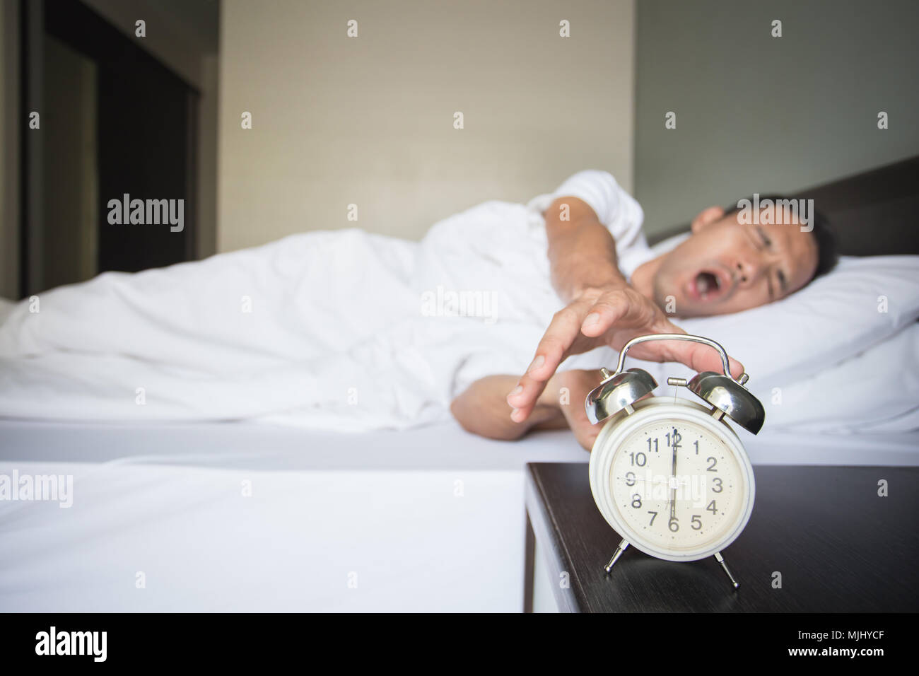 Hand, die heraus für Wecker am Morgen um 06.00 Uhr Stockfoto