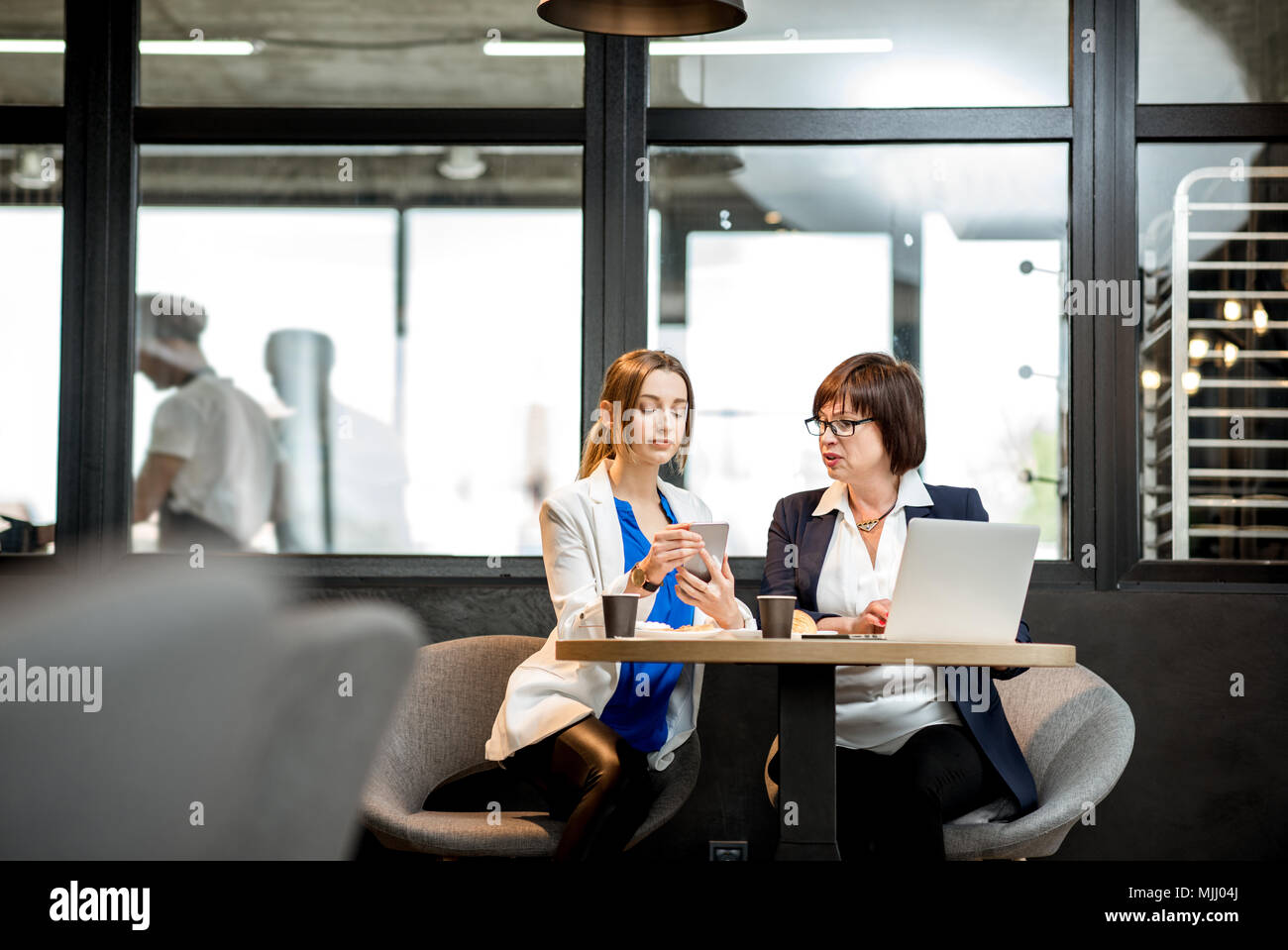 Business Frauen im Cafe arbeiten Stockfoto