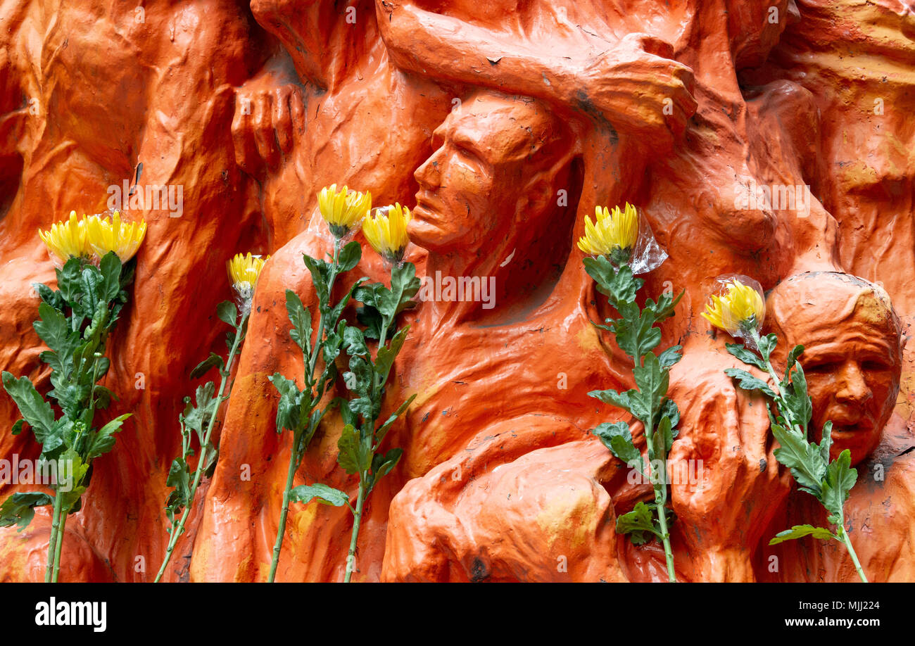 Jährliche Reinigung der dänische Künstler Jens Galschiot's "Säule der Schande" an der Universität Hongkong Pok Fu Lam Hong Kong. Die Skulptur ist ein Denkmal für die 1. Stockfoto