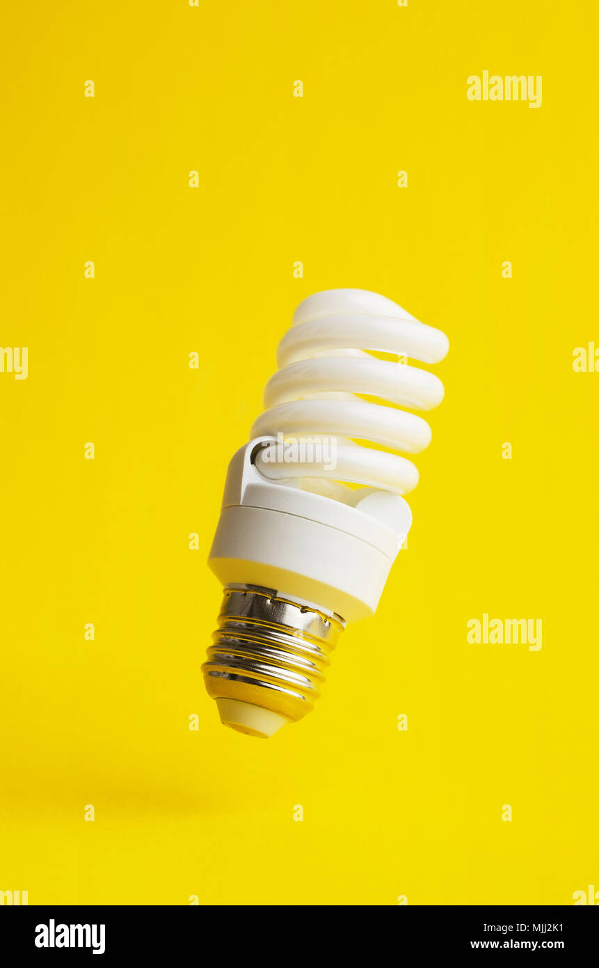 Energiesparende Glühlampe fallen auf den Boden Stockfoto