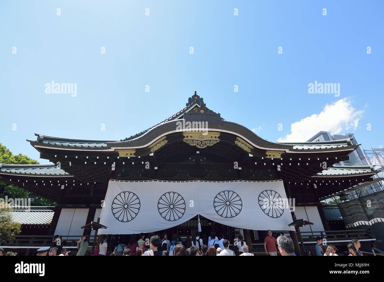 Menschen im Yasukuni-schrein in Tokio, Japan zu beten. Dieses Heiligtum ist eine berühmte Touristenattraktion in Tokio Stockfoto