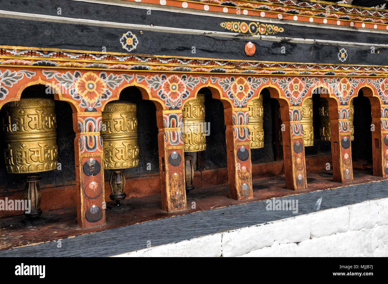 Reihe von Gebetsmühlen an Tashichho Dzong, Thimpu, Bhutan - die respektvolle Dzong in Thimphu Stockfoto