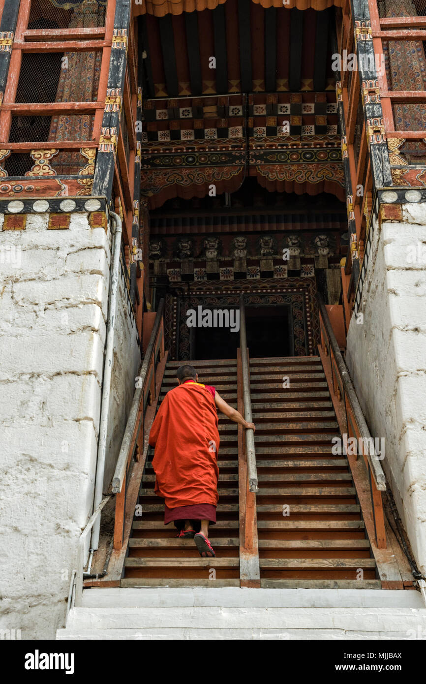 Thimpu, Bhutan - April 9, 2016: Unbekannter biddhist Mönch mit traditionellen Roben sind in das Kloster Tashichho Dzong, Thimpu, Bhutan. - Die Stockfoto