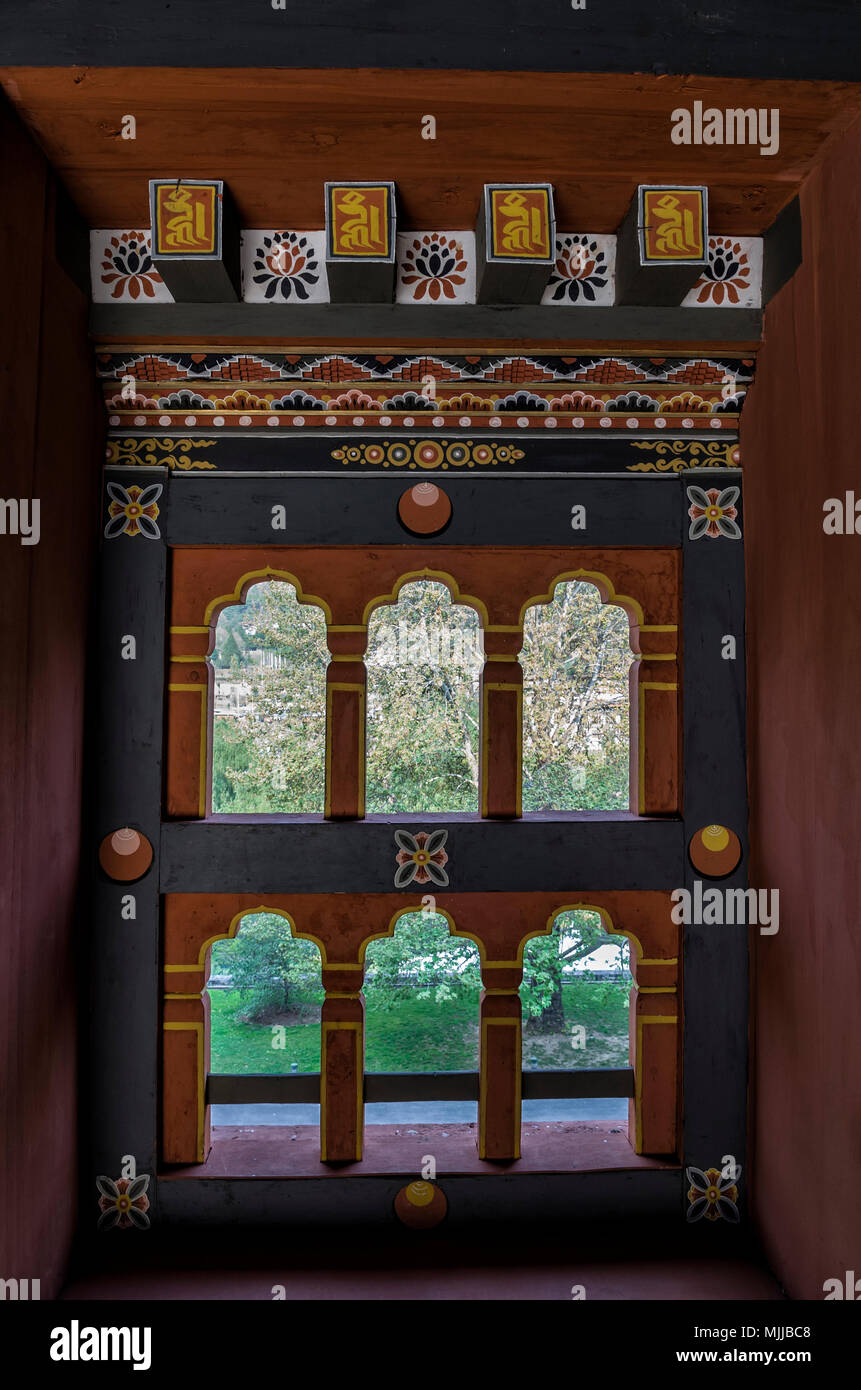 Alte Windows von Tashichho Dzong, Thimpu, Bhutan - die respektvolle Dzong in Thimphu Stockfoto