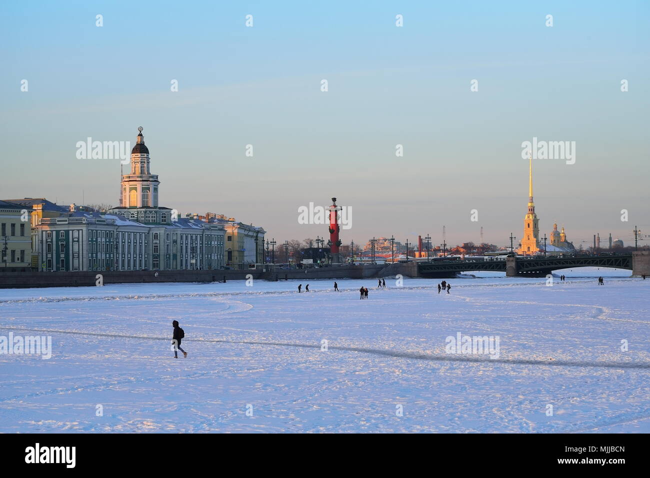 Abend Landschaft mit Kunstkamera, Rostralen Spalte und Peter und Paul Festung im Winter in Sankt-Petersburg Stockfoto