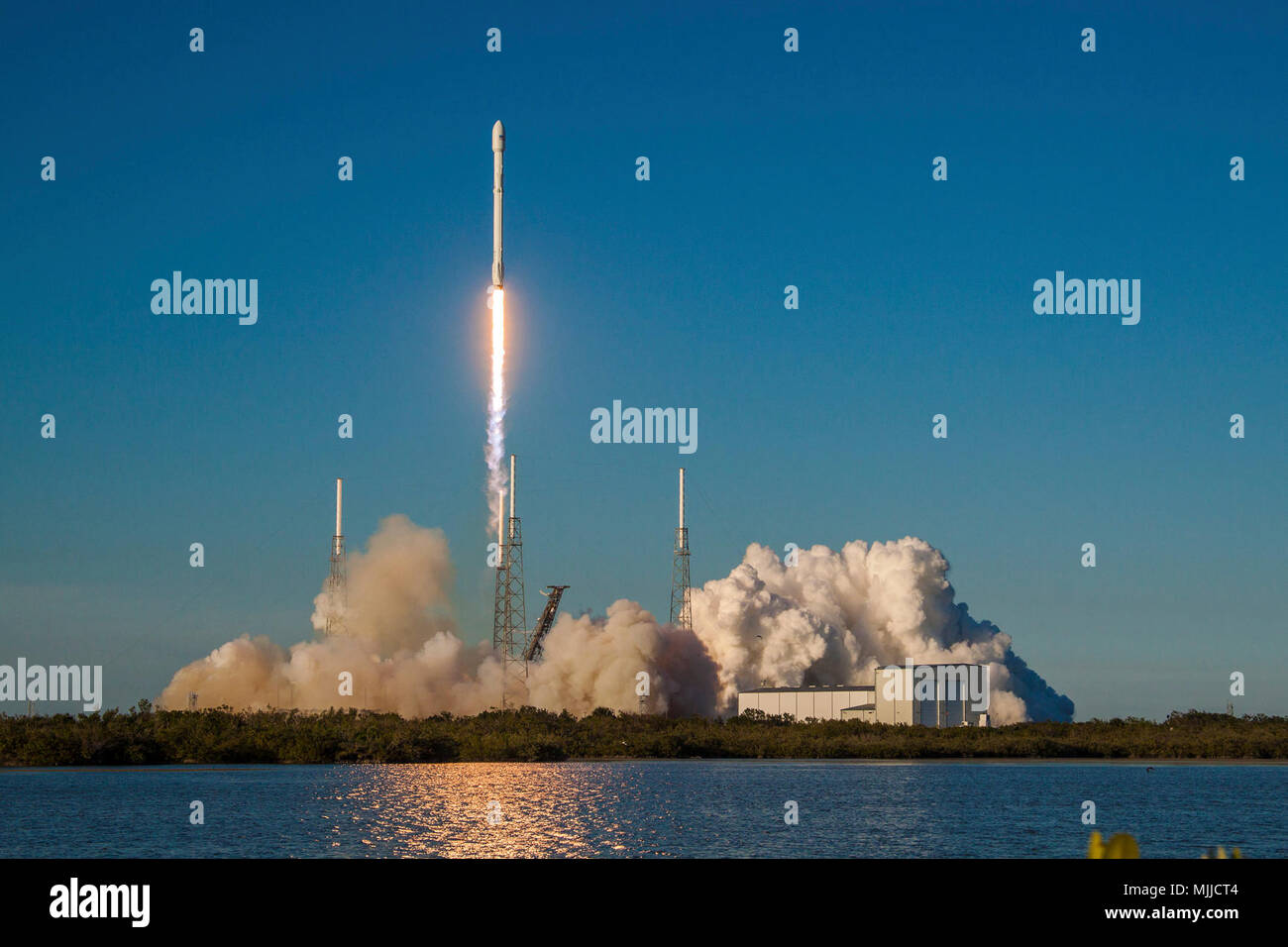 SpaceX Falcon 9 erfolgreich die NASA-Raumsonde TESS vom Weltraum aus komplexen 40 Starten (SLC-40) der Cape Canaveral Air Force Station in Florida gestartet Stockfoto