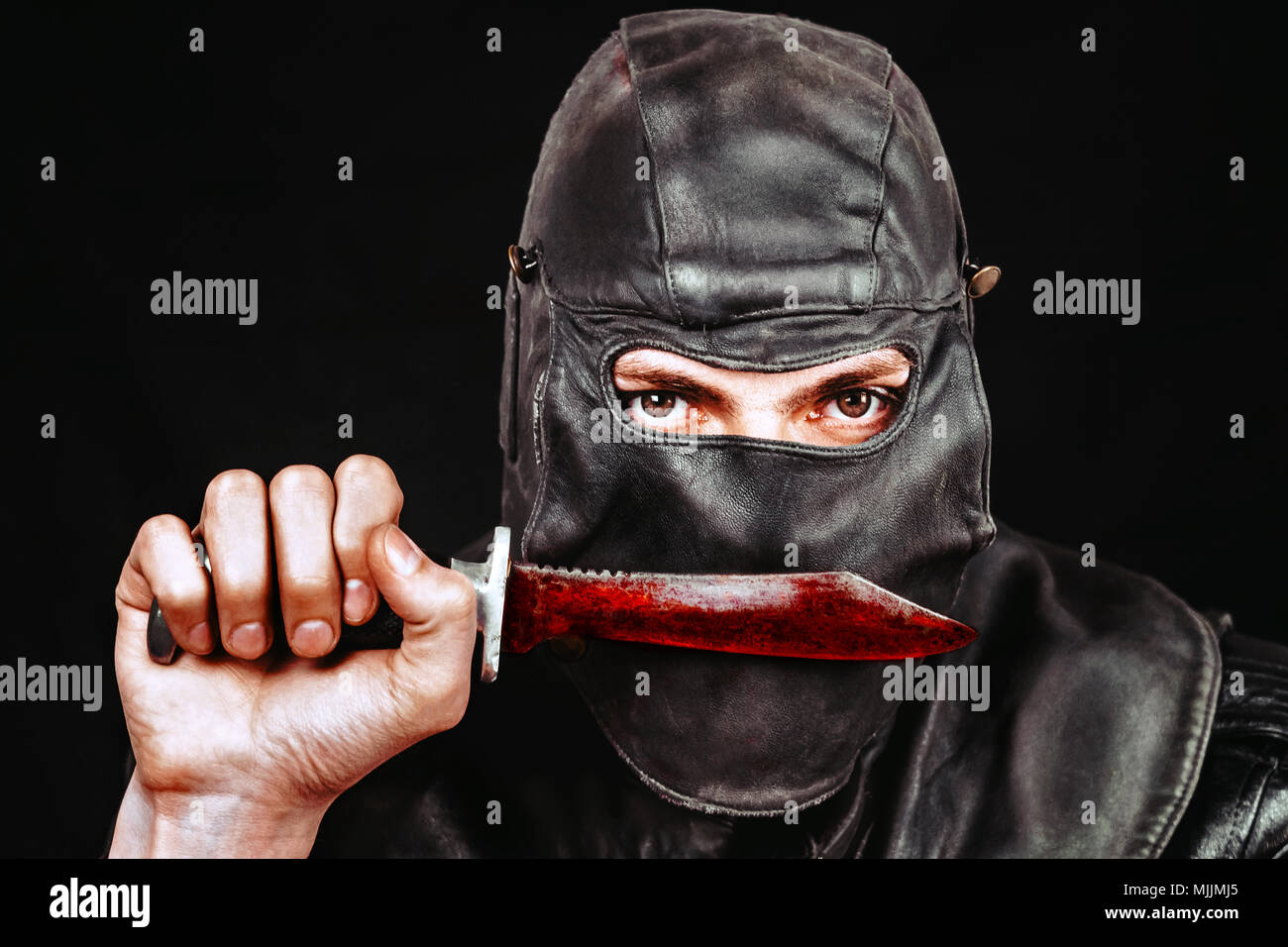 Terrorist in einem Leder Maske mit einem Messer Stockfotografie - Alamy