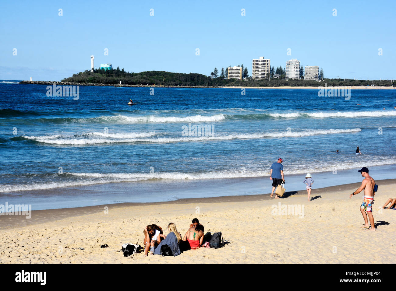 Massen von Menschen genießen Sie einen wunderschönen Mooloolaba Beach in Queensland, Australien Stockfoto