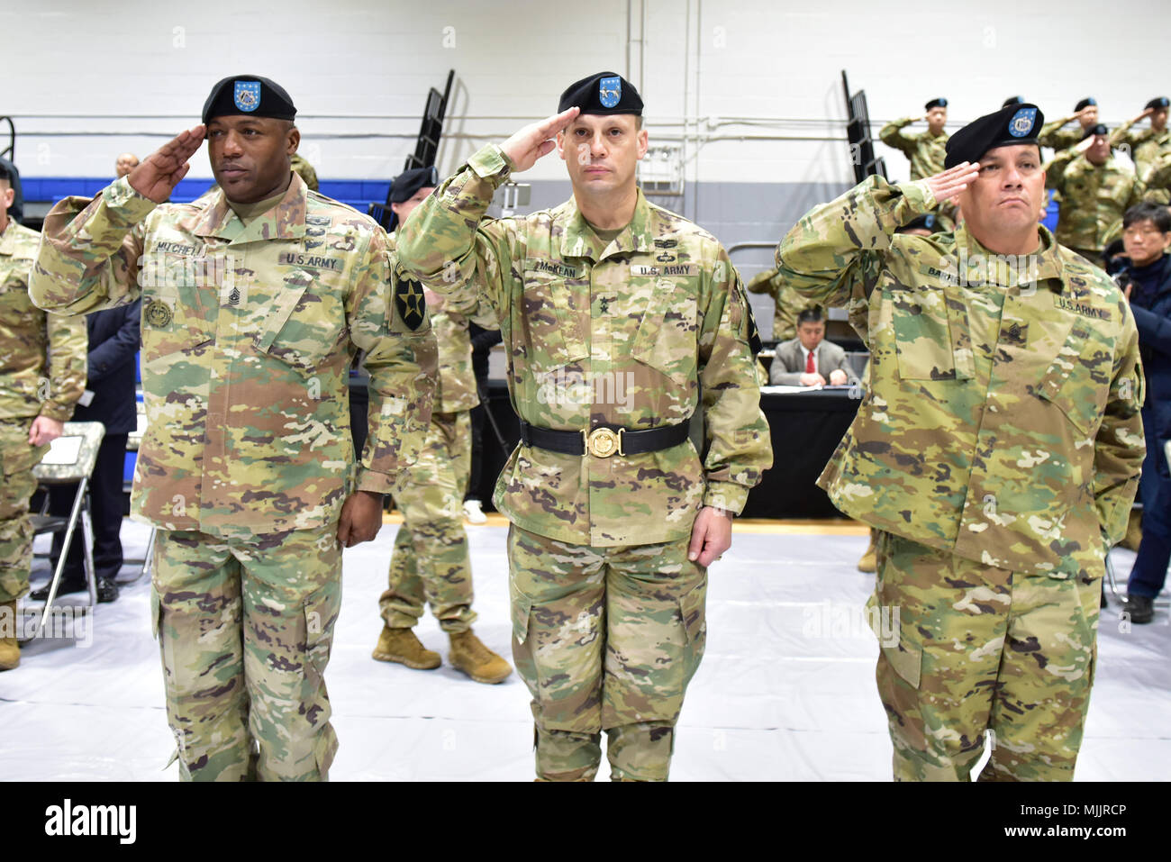 CAMP CASEY, Republik Korea -- Command Sgt. Maj. Edward Mitchell (links), Generalmajor Scott McKean, (Mitte), und Command Sgt. Maj. Phil Barretto (rechts), grüßen die US-Flagge während der Nationalhymne während des 2 Infanterie Division/ROK-US kombinierte Teilung der Verantwortung Zeremonie im Camp Casey, Republik Korea Dez. 1. Mitchell verlässt die Division der US-Zentrum von der ursprünglichen militärischen Training Team in Fort Eustis, Virginia, und Barretto verbindet die Krieger Abteilung nach als Commadant, noncommissioned Officer Academy in Fort Drum, New York serviert. (U.S. Armee Foto von Herrn Pa Stockfoto