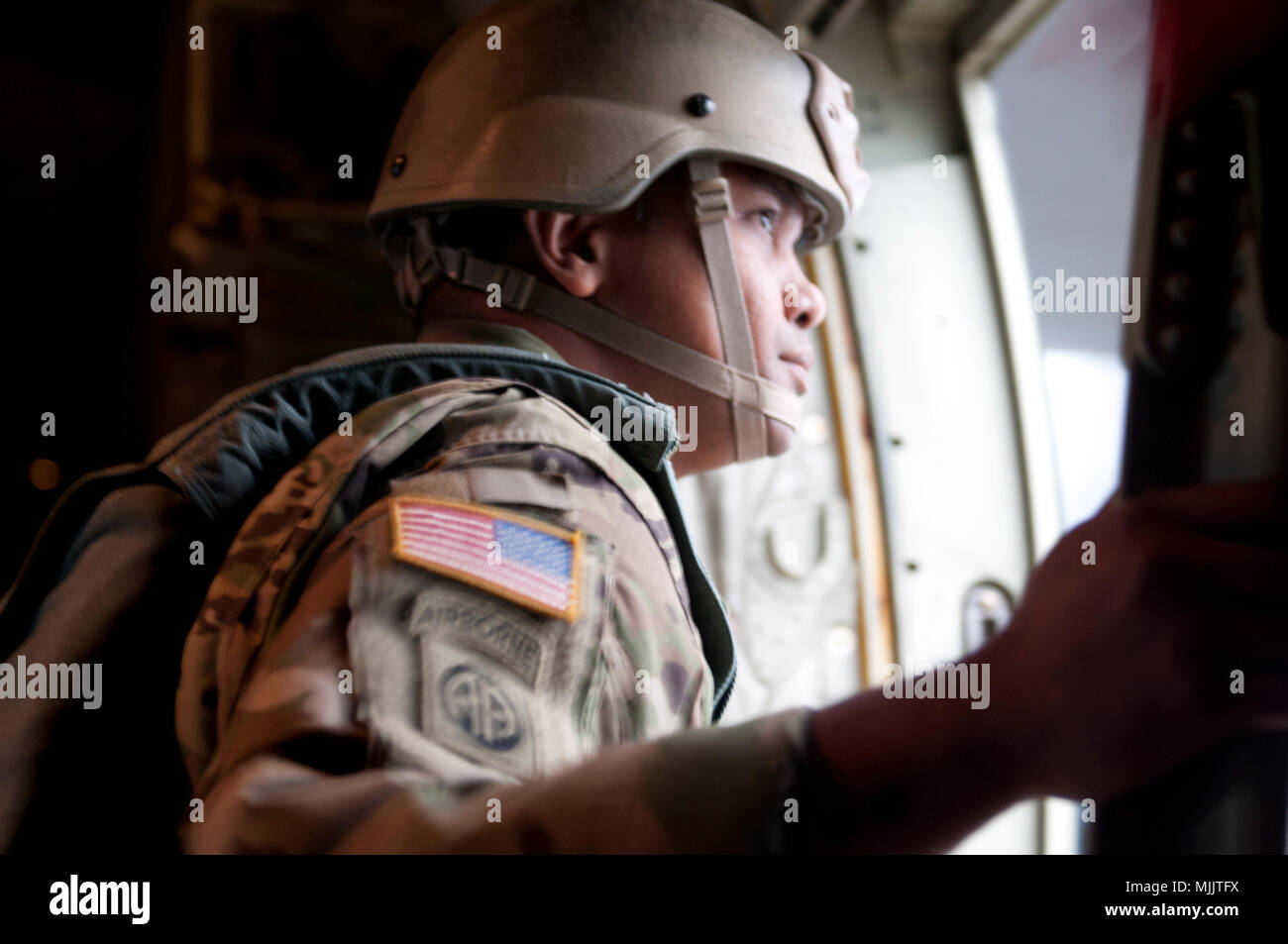 Ein jumpmaster blickt aus einer C-130 während der 20. jährlichen Randy Oler Memorial Betrieb Spielzeug fallen. Betrieb Spielzeug Drop ist der weltweit größte kombinierten Betrieb mit neun Partner nation Fallschirmjäger teilnehmenden und Soldaten erlaubt, die Möglichkeit, auf ihren militärischen beruflichen Spezialgebiet zu trainieren, pflegen ihre Bereitschaft, in die Luft und wieder zurück in die lokale Gemeinschaft zu geben. (U.S. Armee Foto von SPC. Alicia Pennisi) Stockfoto