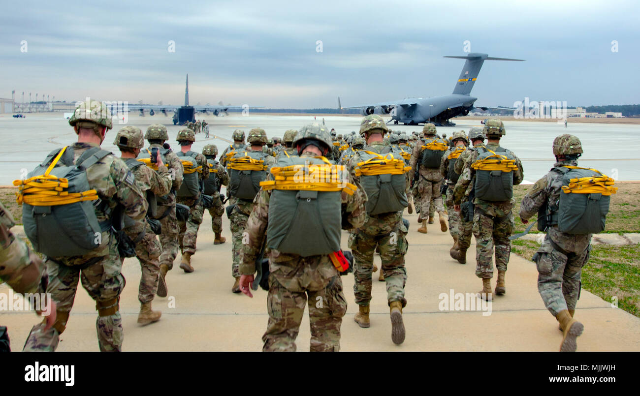 Fallschirmjäger teilnehmenden in Betrieb Spielzeug Drop machen ihren Weg über Papst Flugplatz auf einer C-17 Globemaster III, Dez. 2, 2017, Fort Bragg, North Carolina zu begeben. Die 20. jährliche Randy Oler Memorial Betrieb Spielzeug Drop ist der weltweit größte kombinierten Betrieb mit acht Partner nation Fallschirmjäger teilnehmenden und Soldaten erlaubt, die Möglichkeit, auf ihren militärischen beruflichen Spezialgebiet zu trainieren, pflegen ihre Bereitschaft, in die Luft und wieder zurück in die lokale Gemeinschaft zu geben (U.S. Armee finden Foto von Sgt. William A. Parsons) (freigegeben) Stockfoto