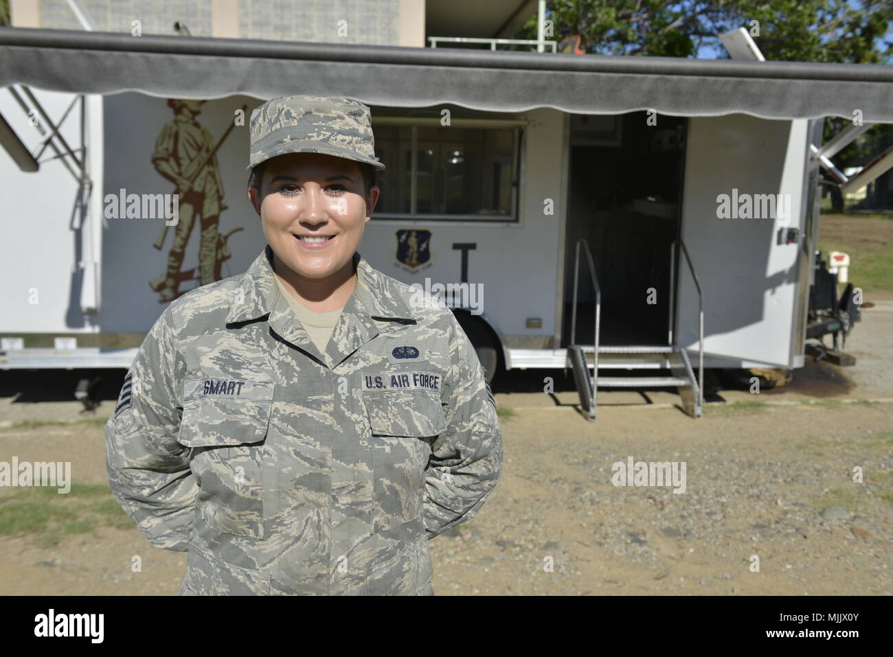 Katastrophenhilfe Mobile Kitchen Trailer ist ein mobiles Lebensmittelversorgungssystem, das von der Air National Guard für Notfalleinsätze eingesetzt wird. Am 2. Dezember 2017 wurde ein Unteroffizier der Dienste des 148th Fighter Wing vor dem Wohnwagen in Camp Santiago (Puerto Rico) während der Hilfsaktionen des Hurrikans Maria positioniert. Die Archivbilddokumente der Funktion „Guard Field Feed“ werden zur Unterstützung von Helfern in Salinas bereitgestellt. Stockfoto