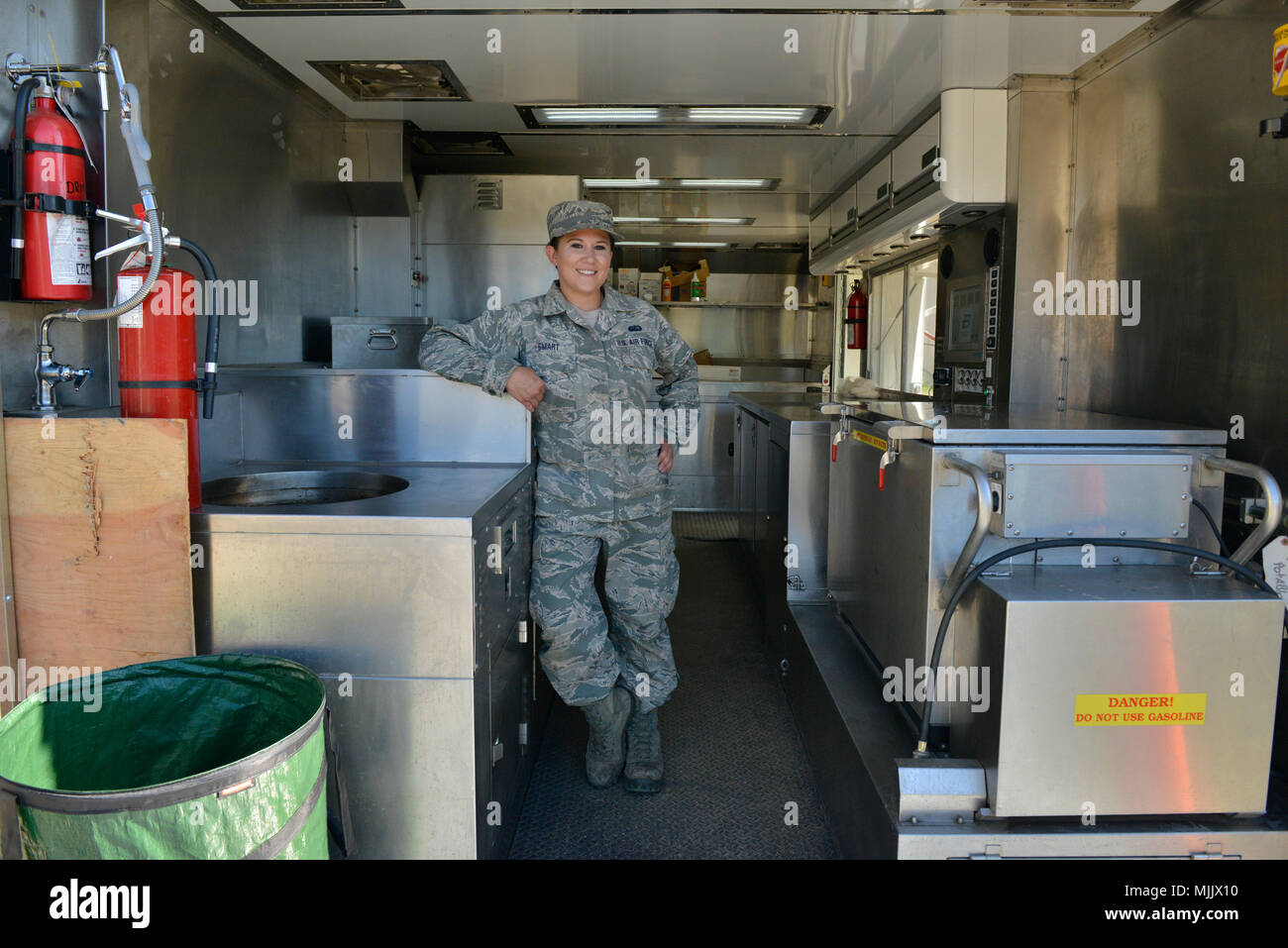 Katastrophenhilfe Mobile Kitchen Trailer ist eine ausfahrbare Feldküche, die von der Air National Guard für Nothilfe eingesetzt wird. Am 2. Dezember 2017 wurde ein Unteroffizier der Dienste des 148th Fighter Wing in Camp Santiago (Puerto Rico) während der Bergungsoperationen des Hurrikans Maria stationiert. Das Archivbild dokumentiert die Unterstützung der Wache für militärische und zivile Helfer in der Region Salinas. Stockfoto
