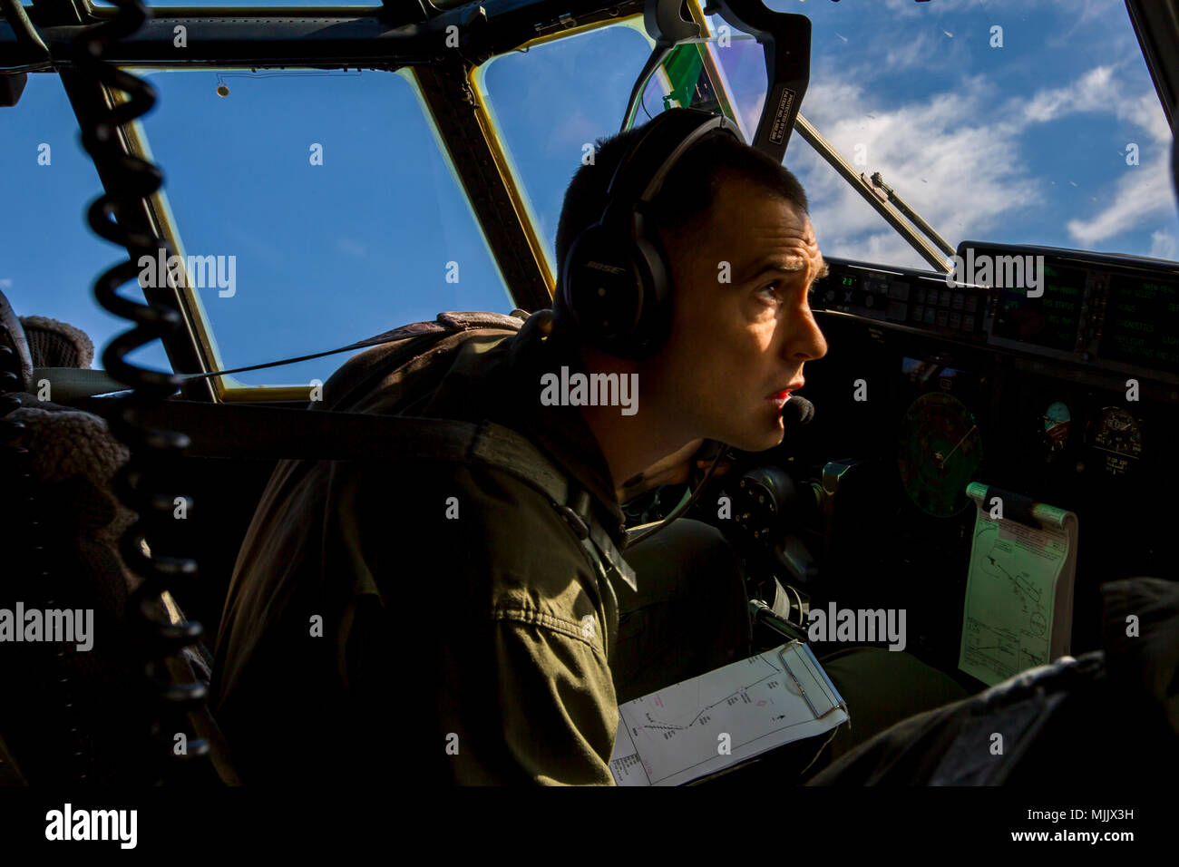 KC-130J Hercules ist ein viermotoriges Turboprop-Luftbetankungsflugzeug und ein taktisches Transportflugzeug, das vom United States Marine Corps betrieben wird, und VMGR-152 ist eine Marine Aerial Refueler Transport Squadron, die am 2. Dezember 2017 die Einheit El Centro Horizon in der Naval Air Facility El Centro, Kalifornien durchführte. Das Archivbild dokumentiert das taktische Navigationstraining, das die Kampfbereitschaft im Yuma Training Complex unterstützt. Stockfoto