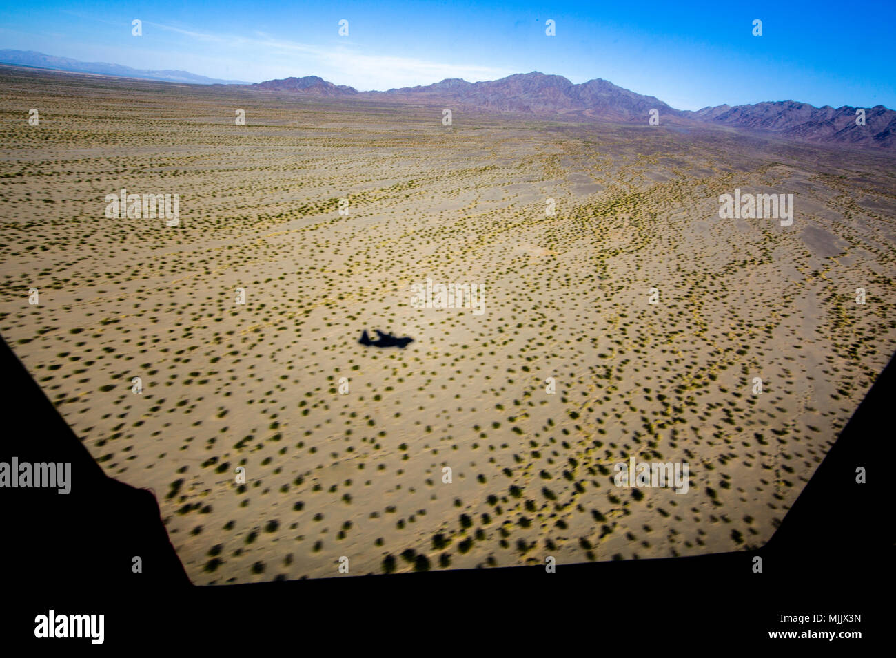 KC-130J Hercules ist ein viermotoriges Turboprop-Luftbetankungsflugzeug und ein taktisches Transportflugzeug, das vom United States Marine Corps betrieben wird, und VMGR-152 ist eine Marine Aerial Refueler Transport Squadron, die am 2. Dezember 2017 die Einheit El Centro Horizon in der Naval Air Facility El Centro, Kalifornien durchführte. Das Archivbild zeichnet das Flugzeug auf, das taktische Navigation durchführt, um die Kampfbereitschaft innerhalb des Yuma-Trainingskomplexes zu verbessern. Stockfoto