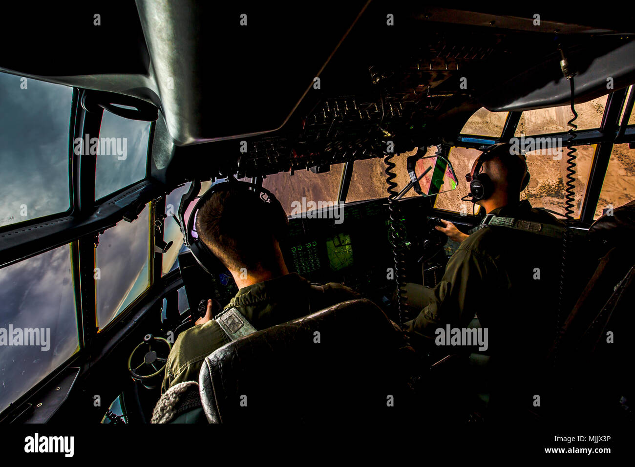 KC-130J Hercules ist ein viermotoriges Turboprop-Luftbetankungsflugzeug und ein taktisches Transportflugzeug, das vom United States Marine Corps betrieben wird, und VMGR-152 ist eine Marine Aerial Refueler Transport Squadron, die am 2. Dezember 2017 die Einheit El Centro Horizon in der Naval Air Facility El Centro, Kalifornien durchführte. Das Archivbild dokumentiert taktische Navigationstrainings der Flugbesatzung, um die Geschwaderbereitschaft im Yuma-Trainingskomplex zu verbessern. Stockfoto