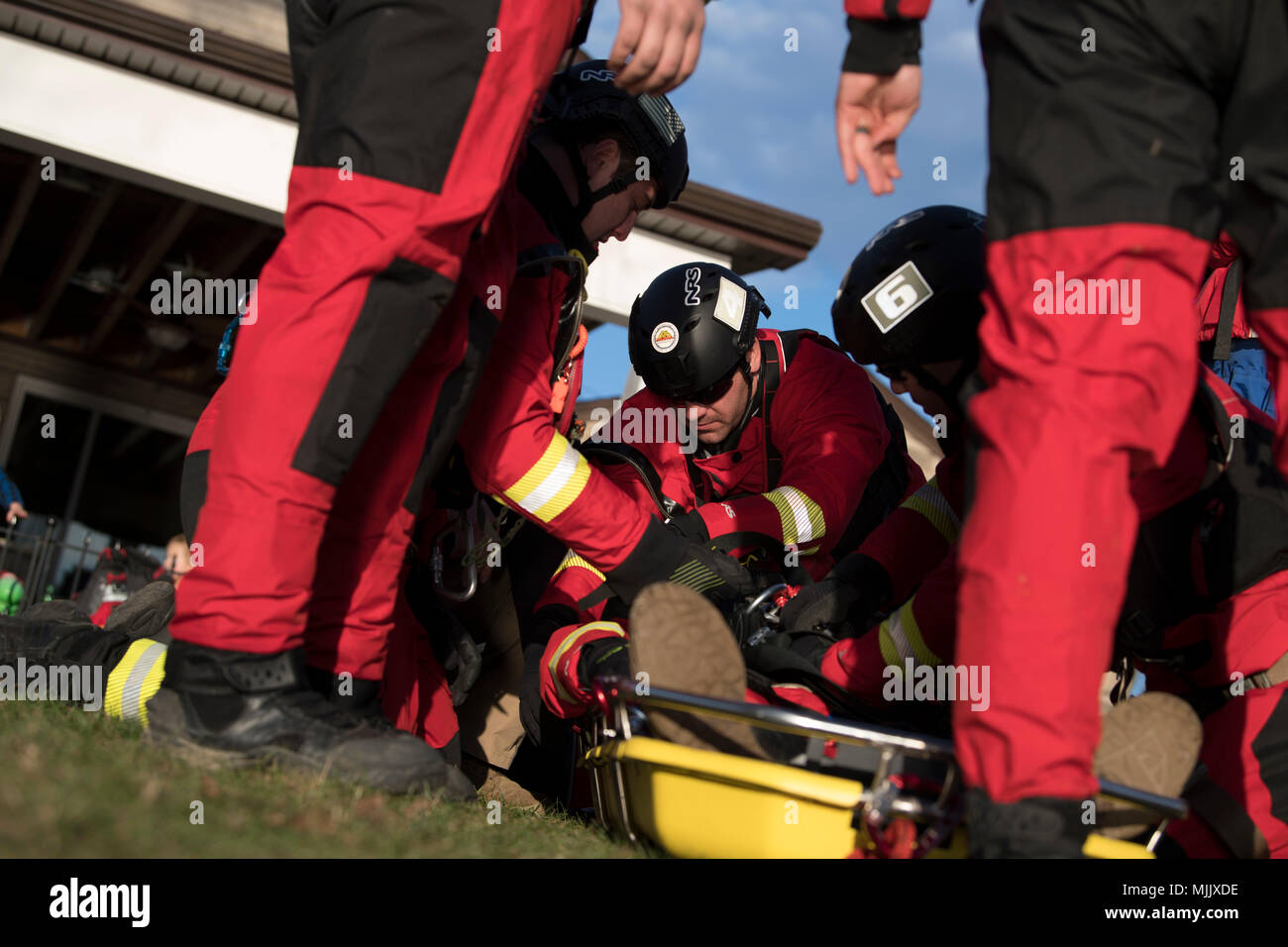 Mitglieder der West Virginia Swift Wasser Rescue Team, bestehend aus mehr als 50 Armee und Air National Guard Mitglieder und freiwilligen Feuerwehrmänner aus Clendenin und Glasgow Feuerwehren, swift Wasserrettung Ausbildung verhalten Dez. 2, 2017 in Dunbar, W. Virginia. Die WVSWRT wurde von den Lektionen, die nach der verheerenden Flutkatastrophe, die alle 55 Grafschaften West Virginia im Jahr 2016 betroffene gelernt entwickelt. (U.S. Air National Guard Foto vom Kapitän Holli Nelson) Stockfoto