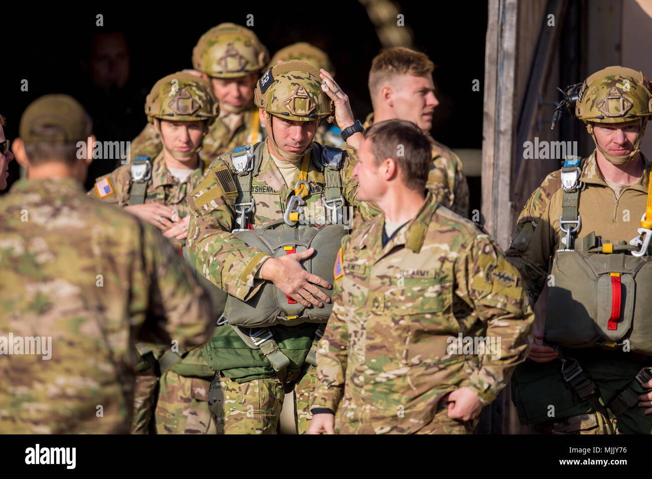 Us-Armee Fallschirmjäger vorbereiten, während der 20. jährlichen Randy Oler Memorial Betrieb Spielzeug Tropfen an MacKall Army Airfield, N.C., Dez. 4, 2017 zu springen. Dieses Jahr, acht Länder beteiligt sind und sie gehören; Kolumbien, Kanada, Lettland, den Niederlanden, Schweden, Italien, Deutschland und Polen. Betrieb Spielzeug Fallen, bewirtet durch die US-Armee die zivilen Angelegenheiten & psychologische Operations Command (Airborne) ist die größte kombinierte Betrieb weltweit durchgeführt. Die Veranstaltung der Soldaten erlaubt, die Möglichkeit, auf ihren militärischen beruflichen Spezialgebiet zu trainieren, pflegen ihre Bereitschaft, in der Luft und zurück geben t Stockfoto