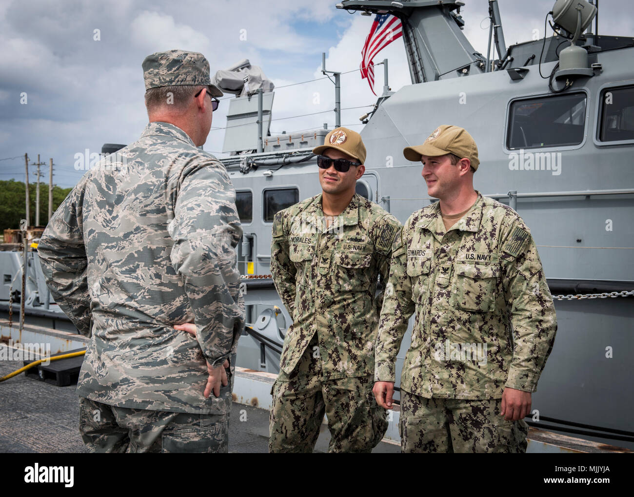 Us Air Force Generalmajor Stephen T. Denker, Links, stellvertretender Direktor des National Reconnaissance Office (NRO), erfüllt die U.S. Navy Sailors, an die in den Küstenzonen Riverine Squadron (CRS) 2, während seiner Tour der MK VI Patrouillenboote am Marinestützpunkt Guam, 5. Dezember 2017 zugewiesen. CRS-2, an die in den Küstenzonen Riverine Group (CRG) 1 Ablösung Guam zugewiesen werden, ist in der Lage, leitende Maritime Security Operations in das gesamte Spektrum der Naval, Joint und Combined Operations. Es bietet zusätzliche Funktionen der Gefahrenabwehr, High Value Asset Protection, Security, Theater und die Zusammenarbeit in Sicherheitsfragen rund um Stockfoto