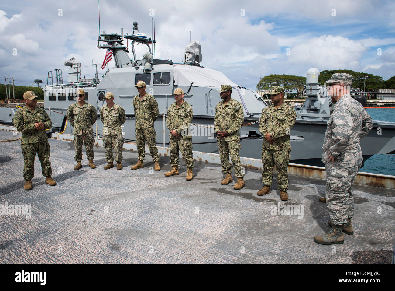 Us Air Force Generalmajor Stephen T. Denker, rechts, stellvertretender Direktor des National Reconnaissance Office (NRO), erfüllt die U.S. Navy Sailors, an die in den Küstenzonen Riverine Squadron (CRS) 2, während seiner Tour der MK VI Patrouillenboote am Marinestützpunkt Guam, 5. Dezember 2017 zugewiesen. CRS-2, an die in den Küstenzonen Riverine Group (CRG) 1 Ablösung Guam zugewiesen werden, ist in der Lage, leitende Maritime Security Operations in das gesamte Spektrum der Naval, Joint und Combined Operations. Es bietet zusätzliche Funktionen der Gefahrenabwehr, High Value Asset Protection, Security, und theater Sicherheit Zusammenarbeit aroun Stockfoto