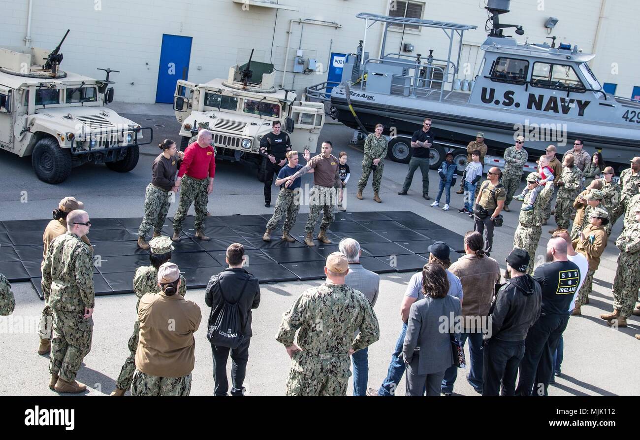 171205-N-NT 795-967 Imperial Beach, Calif., (31. 5, 2017) U.S. Navy nicht-tödlicher Waffen Ausbilder zu Küstengebieten Riverine Squadron (CRS) 3 zugeordnet zeigt mechanische ADVANTAGE -Steuerung halten (MACH) Takedown während der World Wrestling Entertainment (WWE) Sterne Besuch an der Küste Riverine Group (CRG) (1) im Rahmen der 15. jährlichen WWE Tribut an die Truppen an Bord Imperial Beach Naval Outlying Landeplatz. CRG stellt eine Kernkompetenz benannten hohen Wert Vermögenswerte zu verteidigen, während die Grünen und Blauen - Wasser Umwelt und die Bereitstellung von Portierbaren adaptive Kraft Pakete (AFP) weltweit in einem Inte Stockfoto