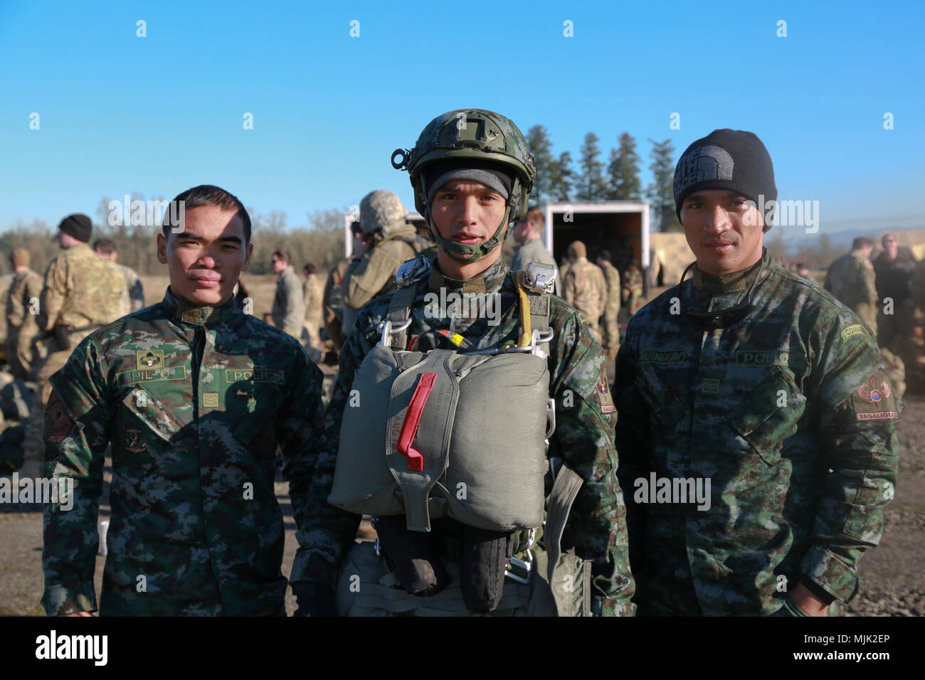 Mitglieder der Philippinischen Nationalpolizei in einem Betrieb während Menton Woche am Joint Base Lewis-McChord, Wa., 4. Dezember 2017 teilnehmen. Nach dem Sprung, Soldaten aus 1 SFG (A), Filipino und kanadischen Fallschirmjäger führte eine Zeremonie, wo Sie tauschten ihre Länder Flügel mit einem anderen springen. Stockfoto