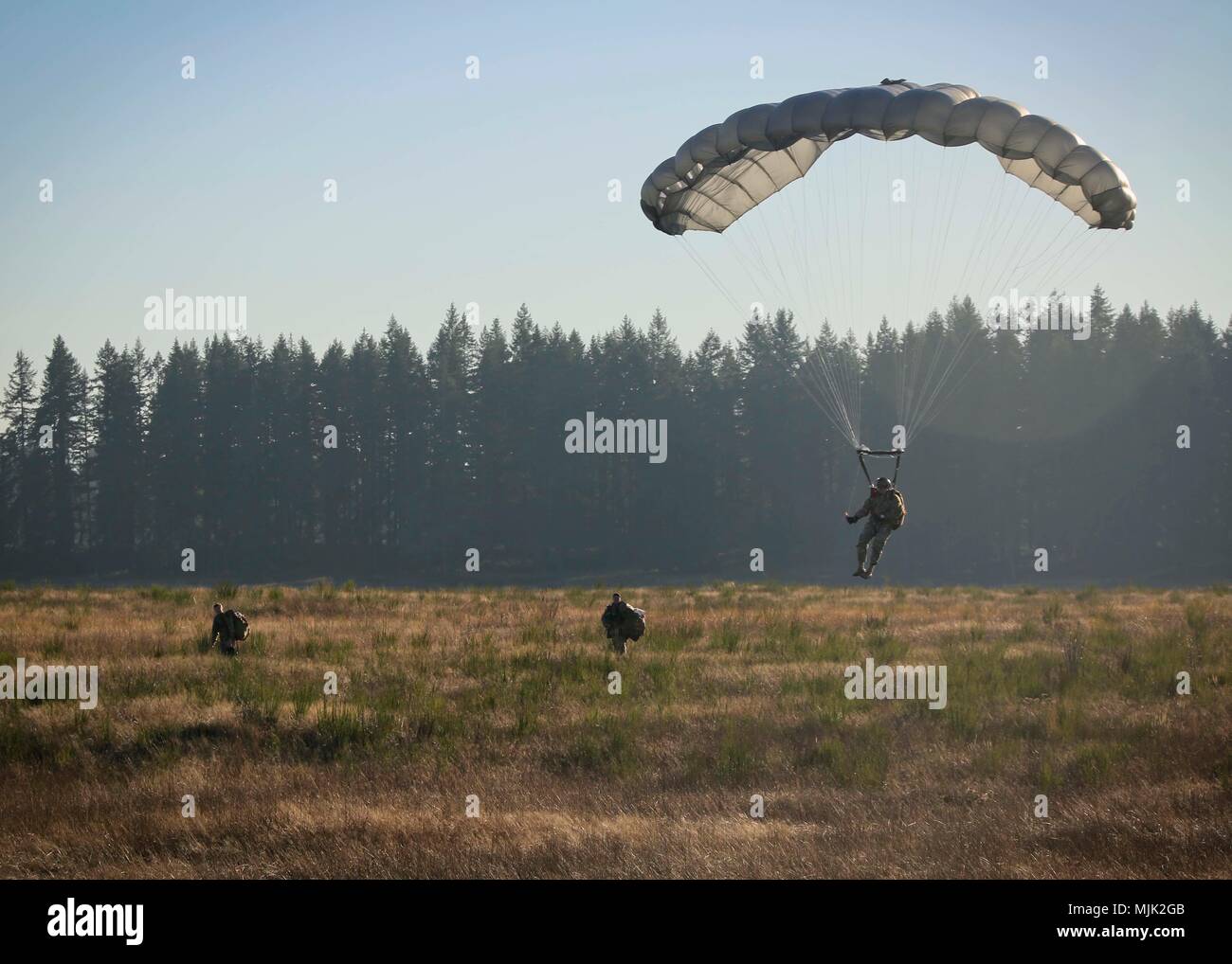 Mitglieder der 1 Special Forces Group (Airborne) eine militärische Free-fall-Betrieb verhalten während Menton Woche am Joint Base Lewis-McChord, Wa., Dec 6, 2017. Menton Woche baut Esprit de Corps zwischen partnering Kräfte, dieses Jahr 1 SFG (A) ist der Philippinischen Nationalpolizei Special Action Force und den Kanadischen Special Operations Regiment Hosting. (U.S. Armee Foto von Sgt. Codie Mendenhall) Stockfoto