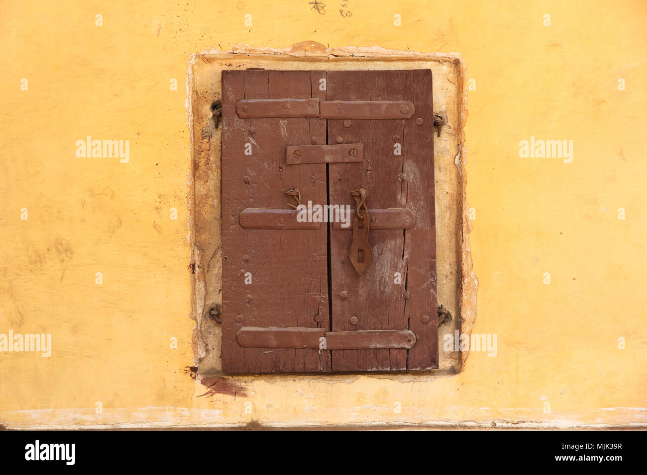 Alte geschlossene Fenster in Jaipur, Indien Stockfoto