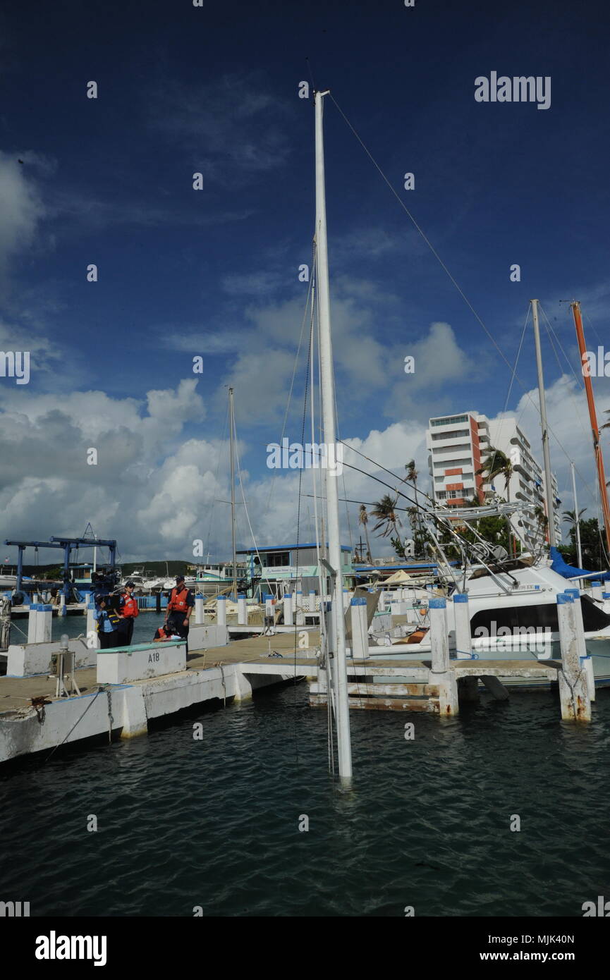 Der Mast eines versunkenen Segelboot ist als Teammitglieder mit dem Hurrikan Maria ESF-10 Puerto Rico Antwort gesehen bewerten Informationen über Schiffe, die für die mögliche Entfernung oder Verschmutzung Reaktion, Isleta Marina, Puerto Rico, Dez. 6, 2017 identifiziert wurden. Das Team, das die Marina besucht waren Vertreterinnen und Vertreter von der US-Küstenwache, Environmental Protection Agency, nationalen ozeanischen und atmosphärischen Administration und US-Fisch und Wildlife Service. Der ESF-10 Mission bietet keine kostengünstige Optionen für das Löschen von Schiffen durch Hurrikan Maria gestrandet; die betroffenen Eigentümer werden gebeten, die V anrufen Stockfoto