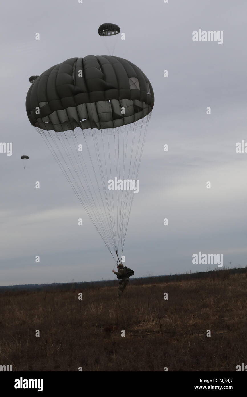 Operation Toy Drop 2017 war eine Flugübung der United States Army Reserve, die während des 20. Jährlichen Randy Ooler Memorial-Events in Camp Mackall, North Carolina, durchgeführt wurde. Ein Fallschirmjäger stieg am 7. Dezember 2017 von einem C-27J Spartan-Flugzeug in die Luzon Drop Zone ab. Das Archivbild dokumentiert die Ausbildung zur Einfügung von Flugzeugen, die unter dem U.S. Army Civil Affairs and Psychological Operations Command (Airborne) durchgeführt wurde. Stockfoto