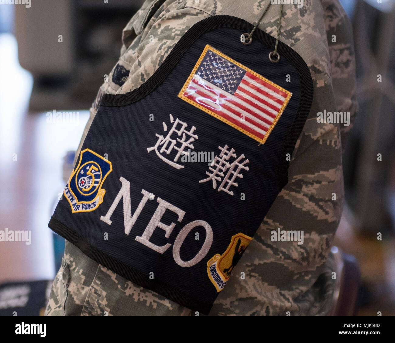 Us Air Force Senior Airman Vanessa Nava, 18 Sicherheitskräfte Squadron defender, spielt die Rolle eines Zoll und Immigration Officer als Teil der Bereitstellung und Evakuationsübung Dez. 4, 2017, bei Kadena Air Base, Japan. NEO Übungen testen sie die Effizienz der Evakuierung Prozesse und Identifizieren von Änderungen, die vorgenommen werden. (U.S. Air Force Foto von Airman 1st Class Greg Erwin) Stockfoto