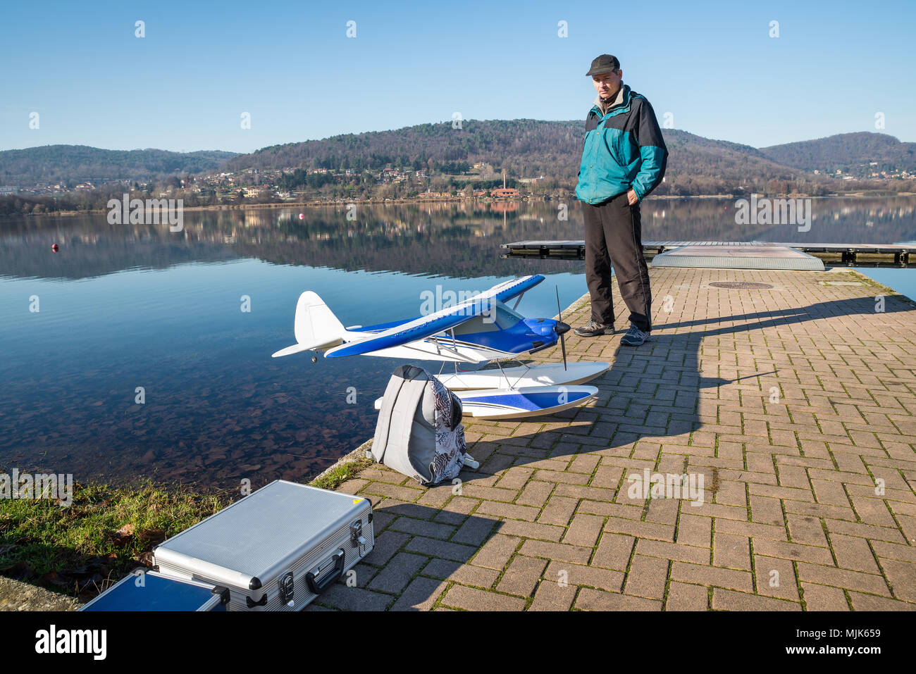 Radio gesteuert (RC) mit dem Wasserflugzeug. Wasserflugzeug Modell am Ufer eines Sees bereit zu fliegen. Lago di Comabbio, Corgeno, Italien Stockfoto