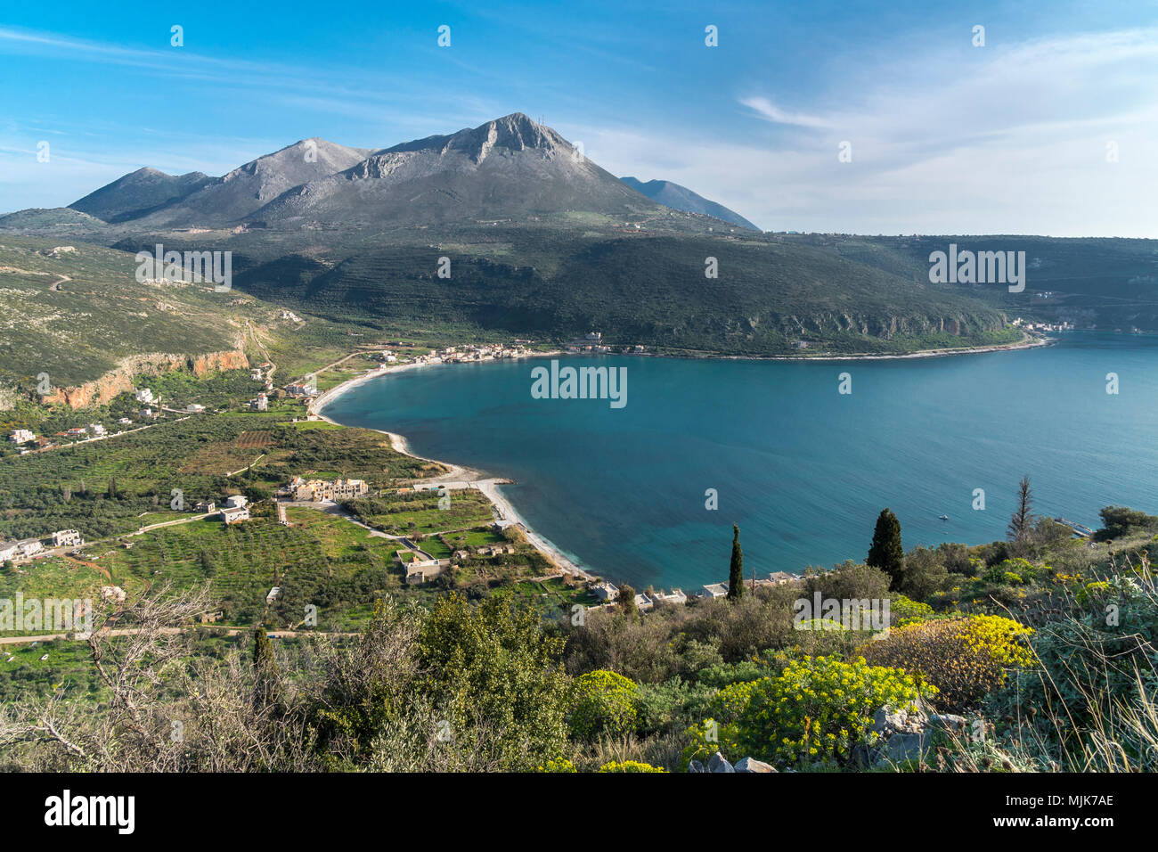 Auf Itylo Bucht und das Dorf Neo Itylo mit dem Taygetos Gebirge im Hintergrund, der Mani, dem südlichen Peloponnes, Griechenland Stockfoto