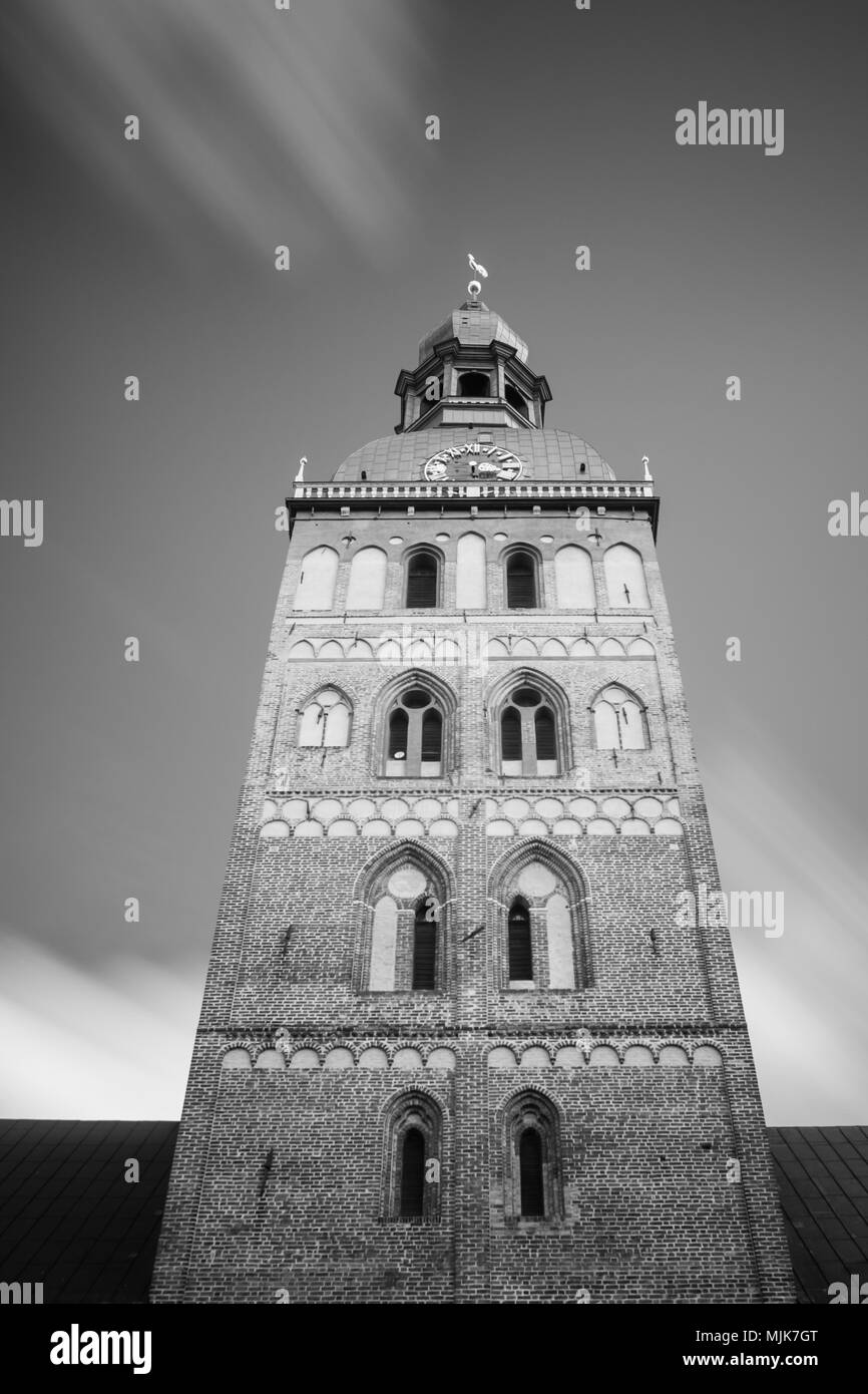 Eine lange Exposition Schwarzweiß gedreht der Rigaer Dom Turm nach oben Ansicht mit Bewegung in die Wolken. Stockfoto