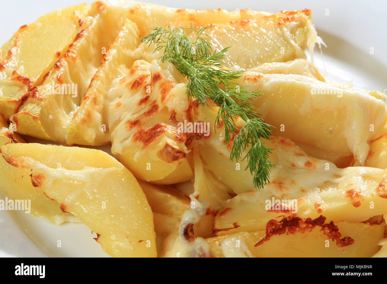 Nahaufnahme von Kartoffeln mit Käse Stockfoto