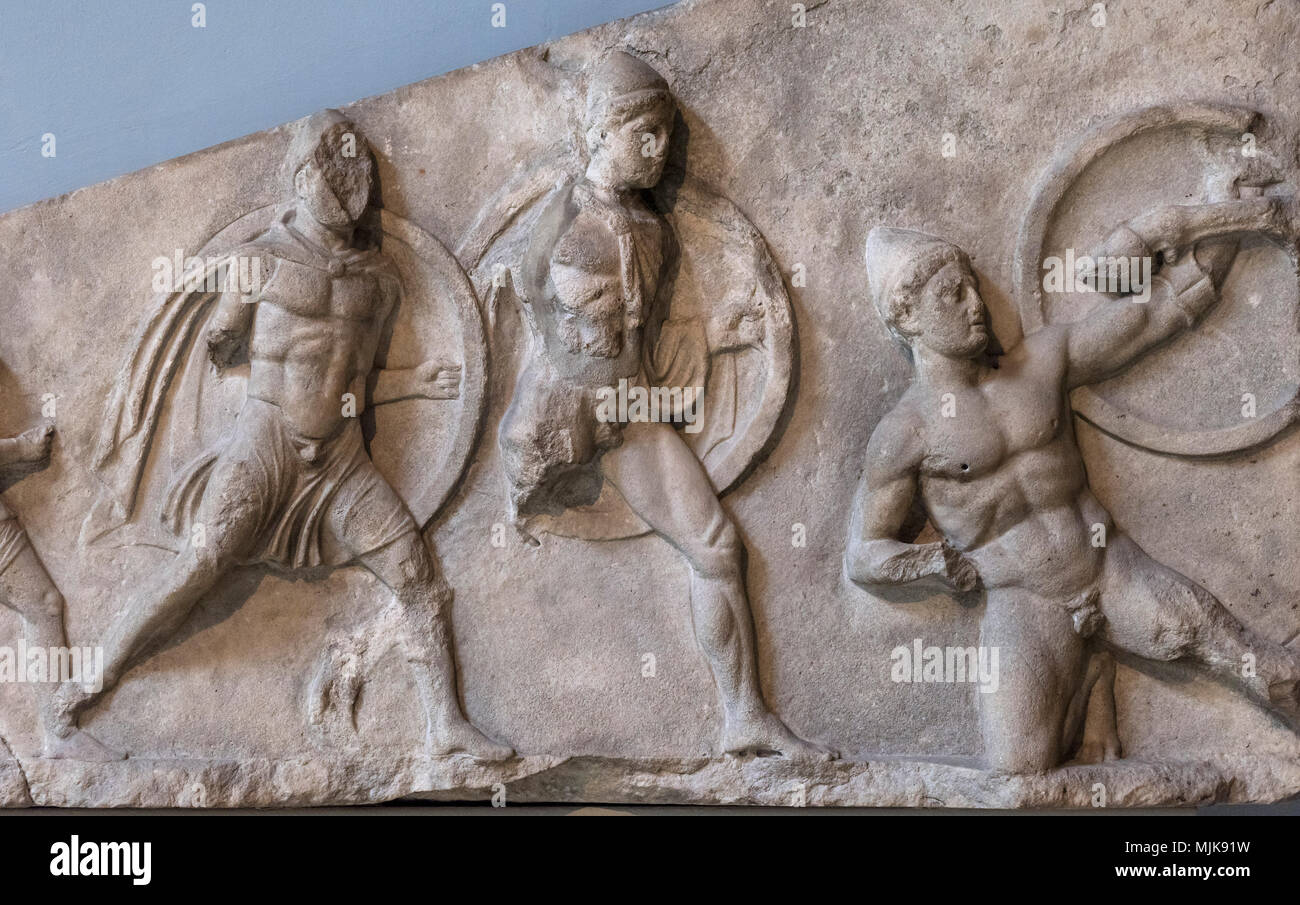 London. England. British Museum, nereide Denkmal, Fries (Detail), Fuß-Soldaten tragen Persische caps Bewegen in der Schlacht von Xanthos, Türkei, Ca. 390 - Stockfoto