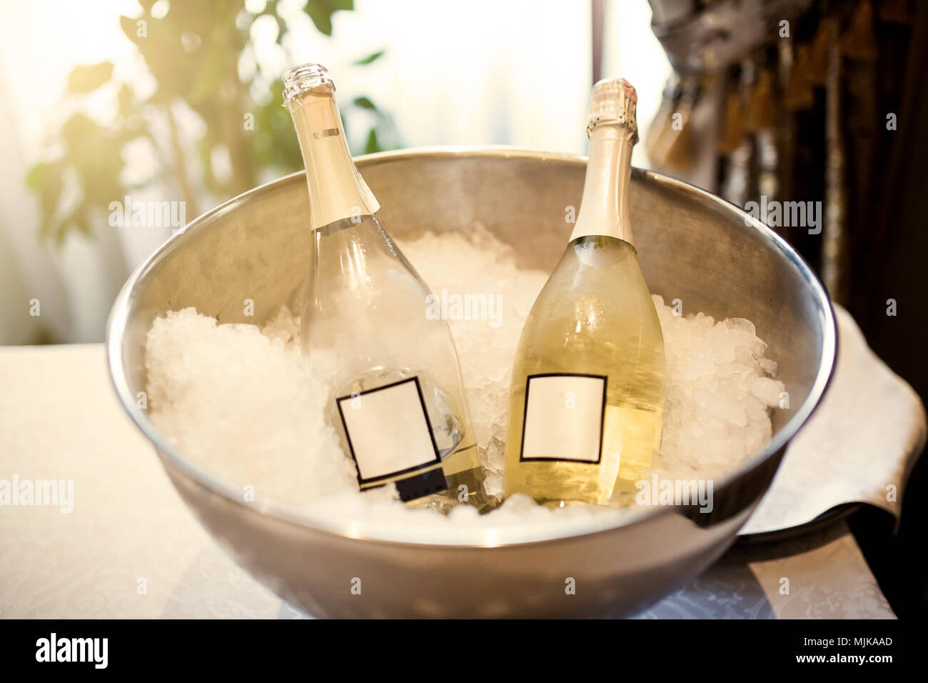 Flaschen mit Champagner auf Eis Stockfoto