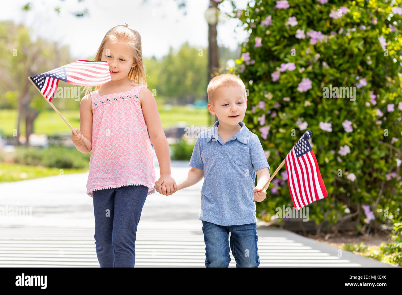 Junge Schwester und Bruder Winken amerikanische Flaggen in den Park. Stockfoto